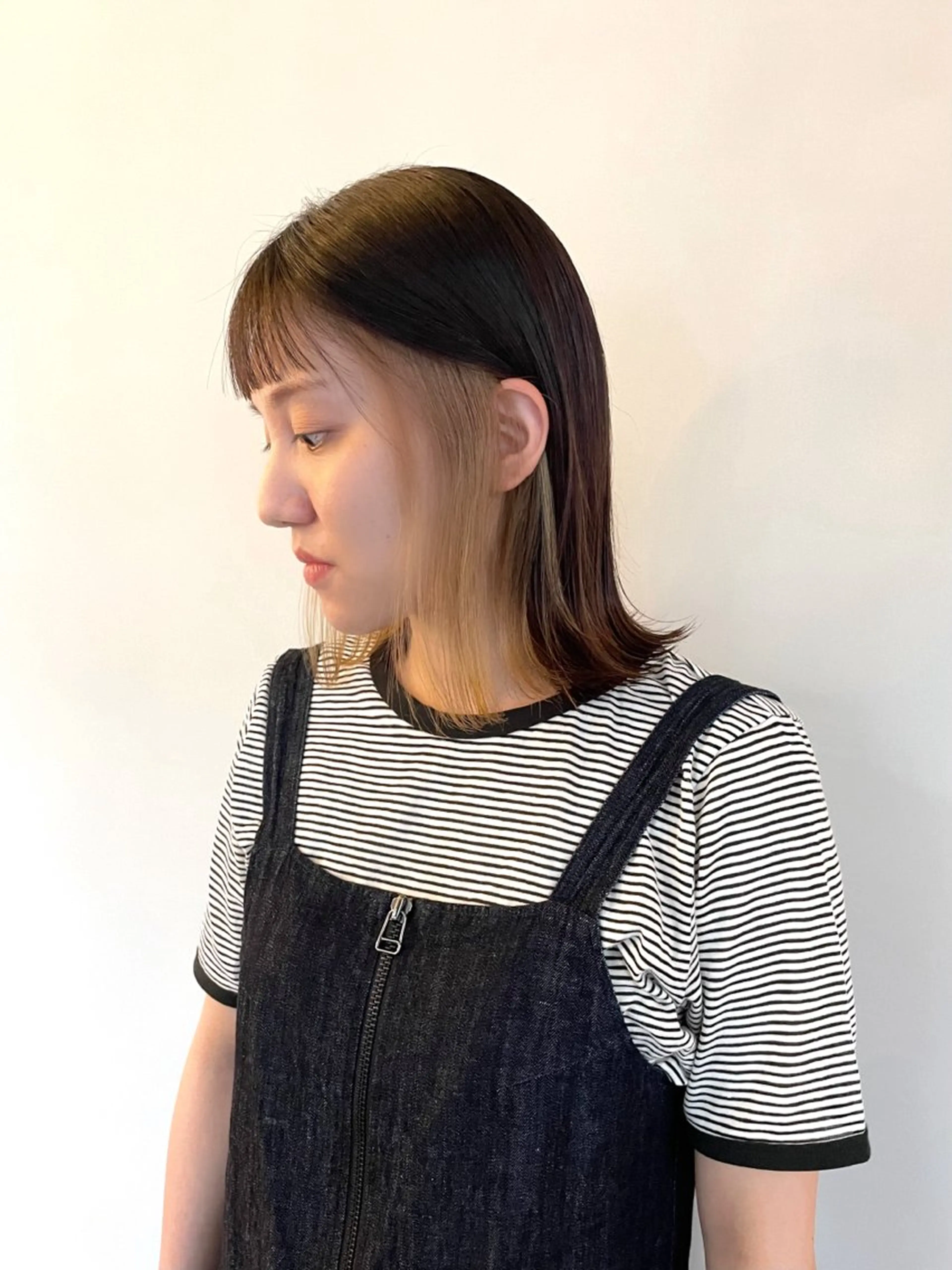 ミディアム カラー 切りっぱなしボブ ベージュカラー ブリーチ ケアブリーチ インナーカラー 韓国ナチュラル・ ベージュ/落合夏希のヘアスタイル