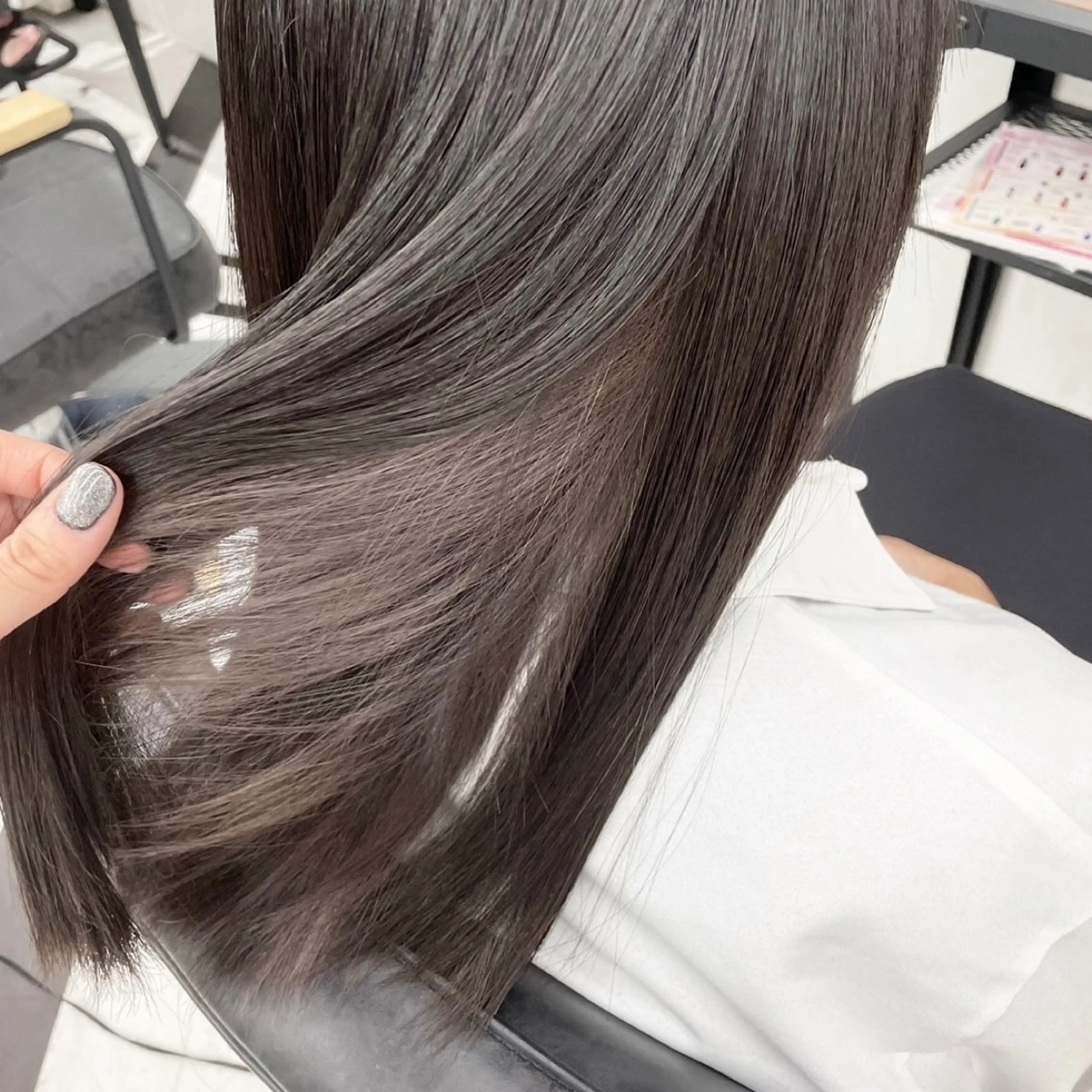 ミディアム カラー パーマ ヘアアレンジ メンズ グレージュ シルバー mona/ ストレートスタイル✨のヘアスタイル