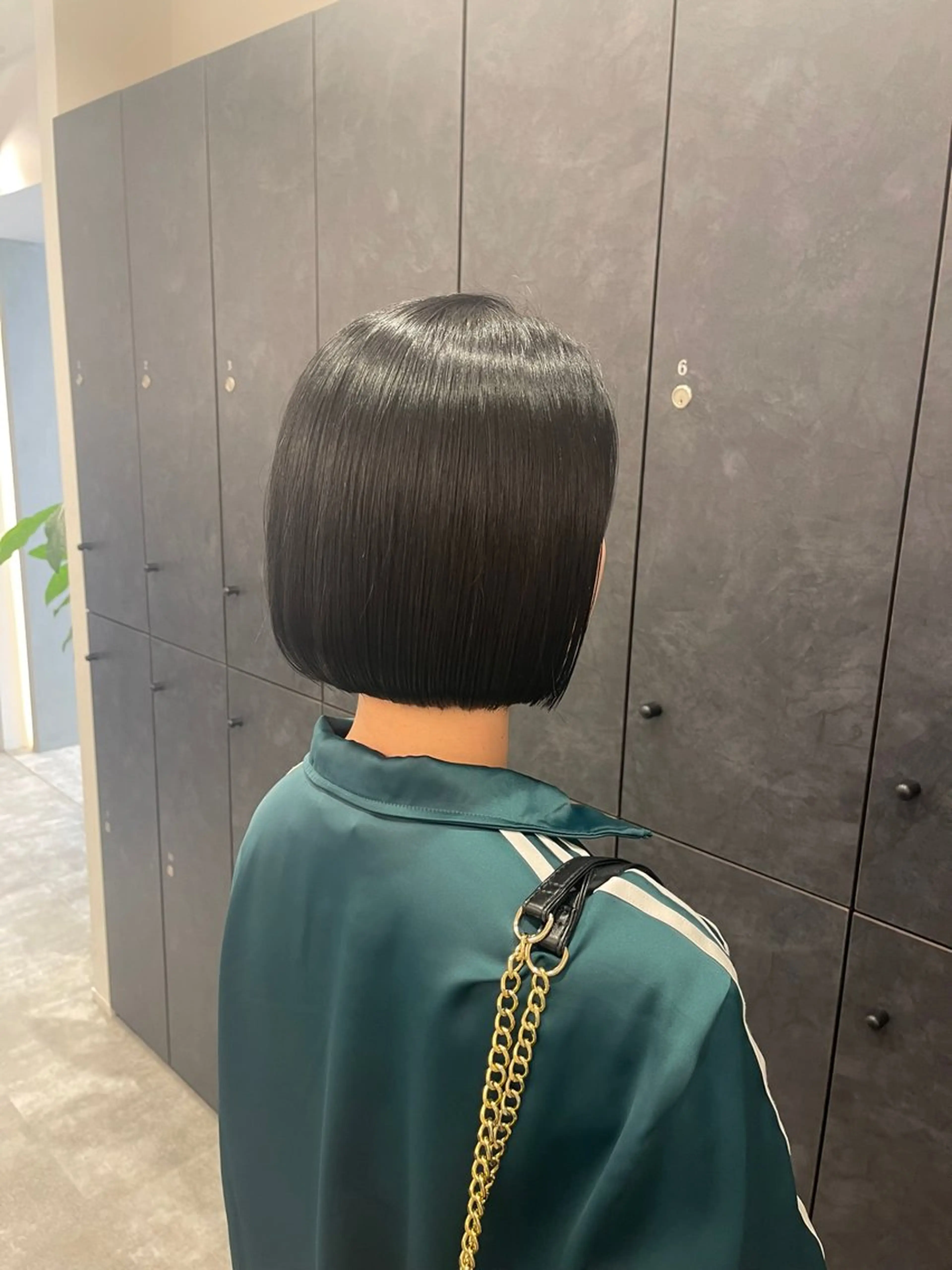 ミディアム TENSHO ハイトーンレイヤーのヘアスタイル