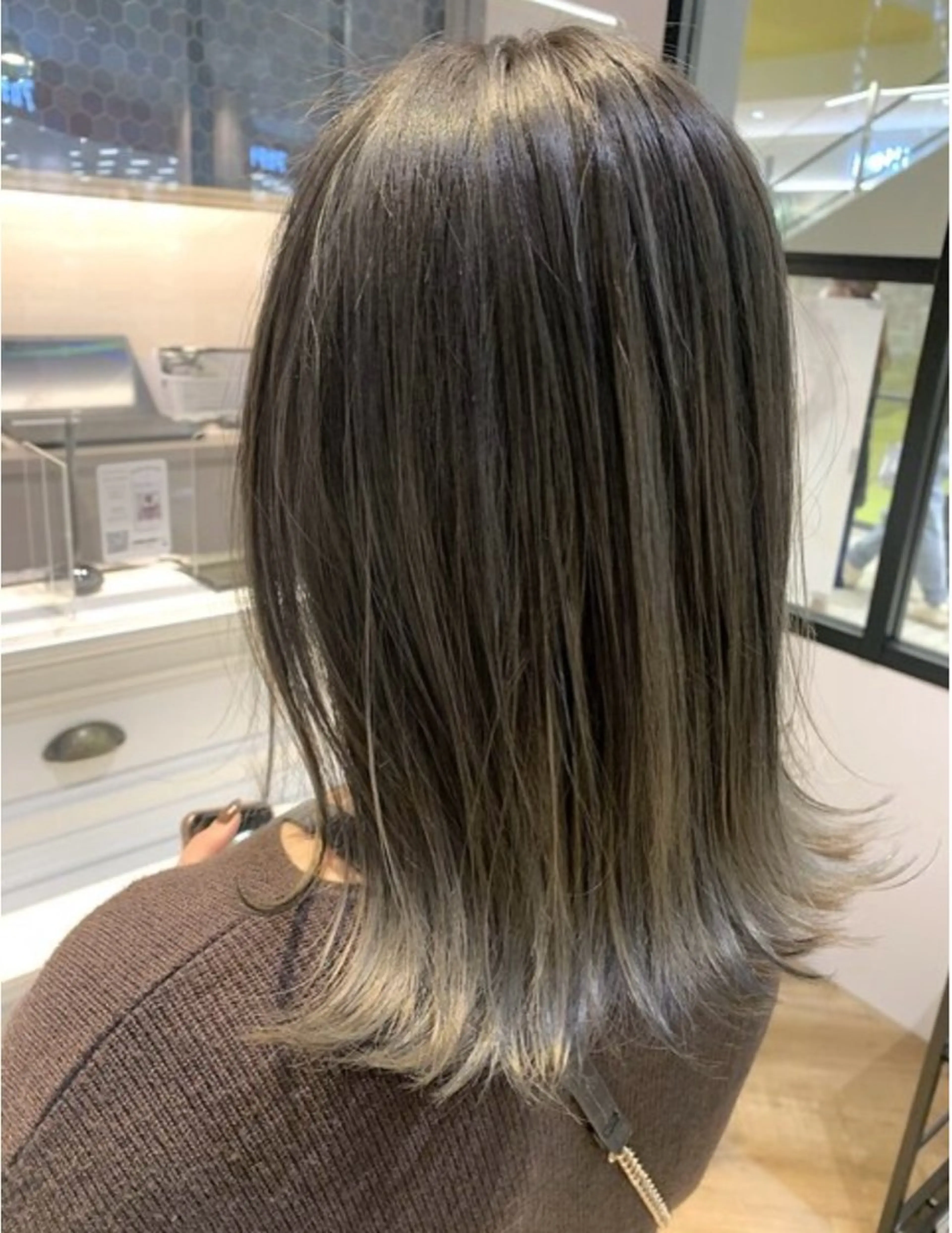 セミロング ハイライト 服部 未夢のヘアスタイル