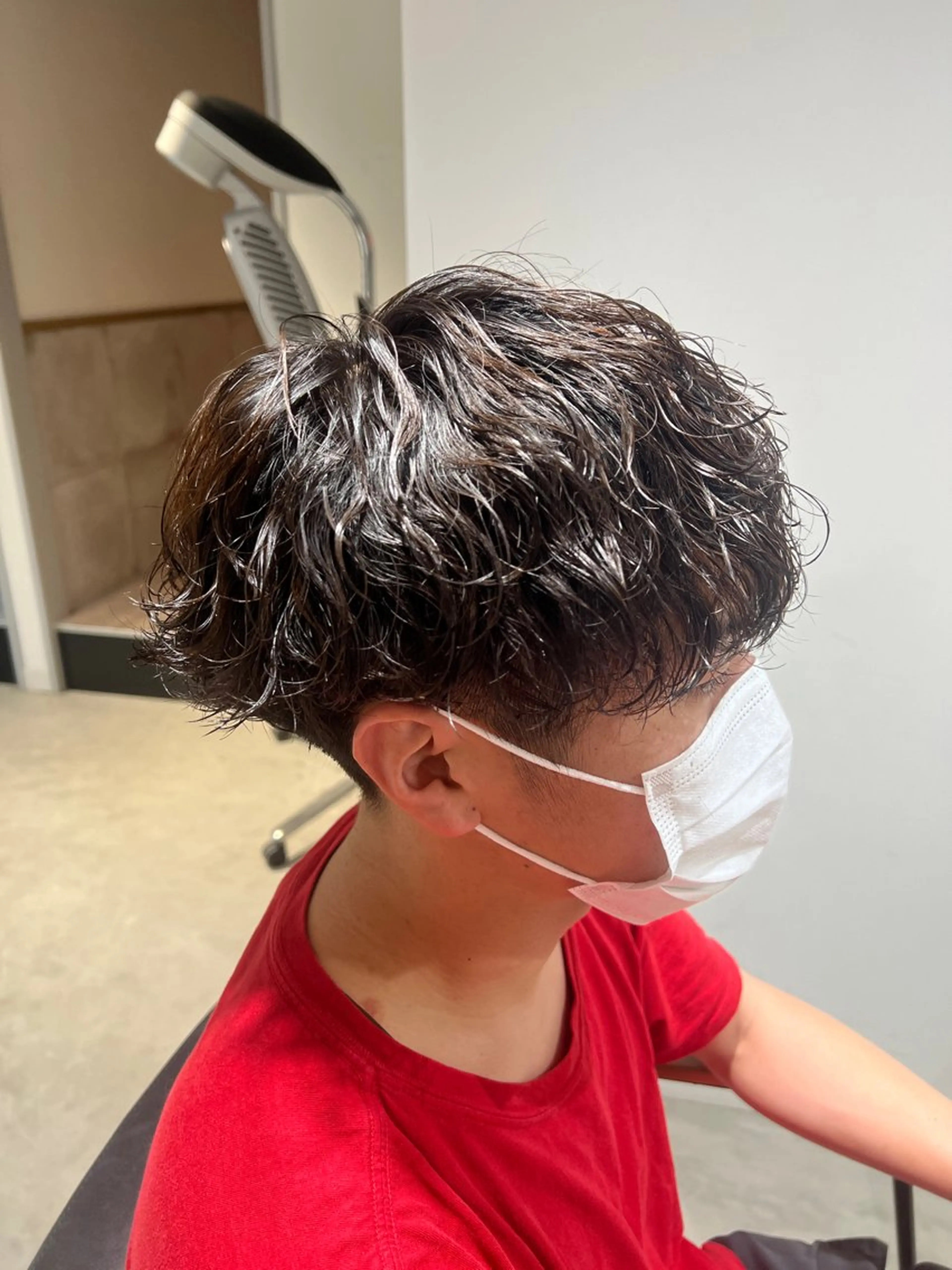 ミディアム パーマ メンズ ミディアムパーマ センターパート メンズパーマ 波巻きパーマ ニュアンスパーマ カット パーマ メンズカットパーマ ✂️ JOYAのヘアスタイル