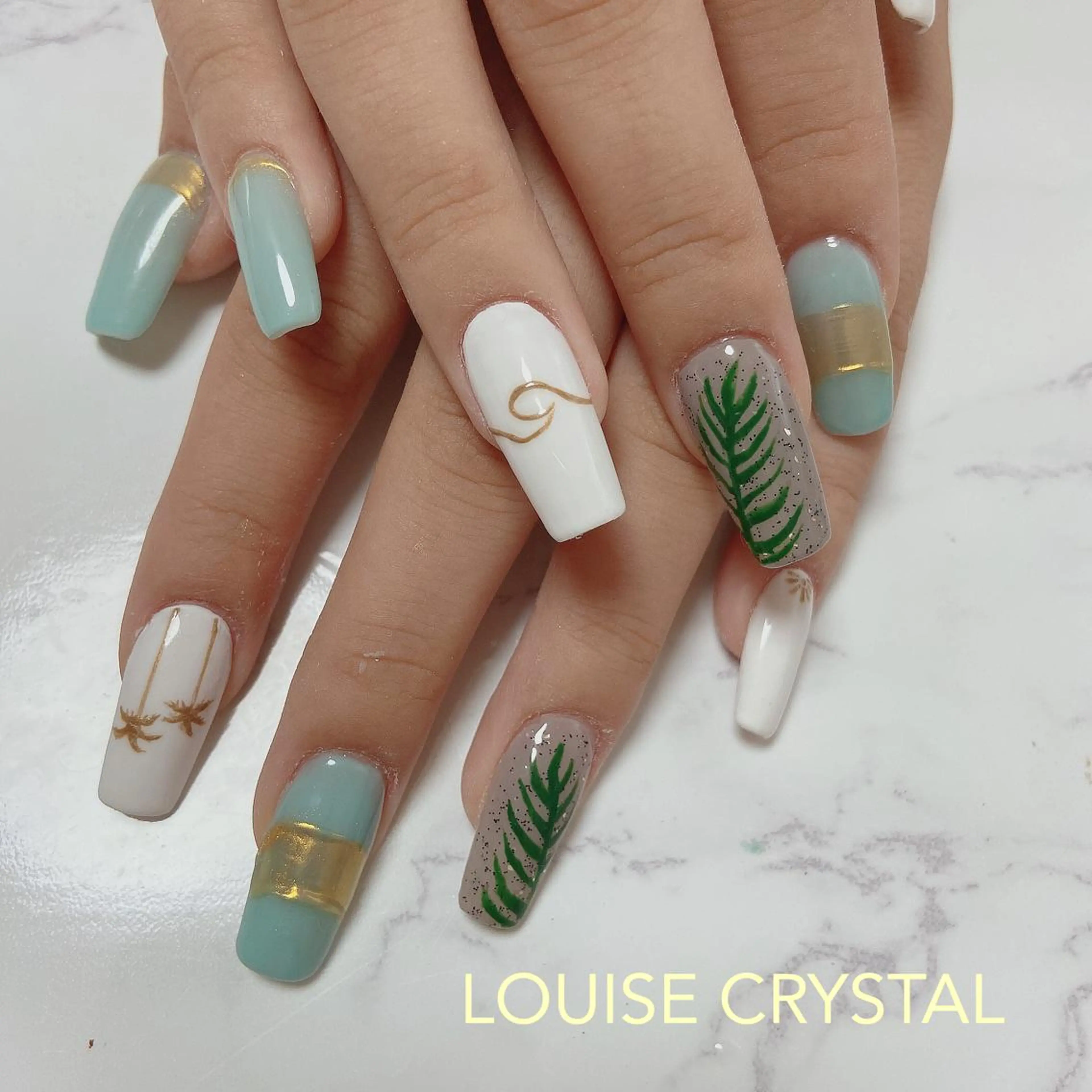 ネイル ハンドネイル LOUISE CRYSTALのネイルデザイン