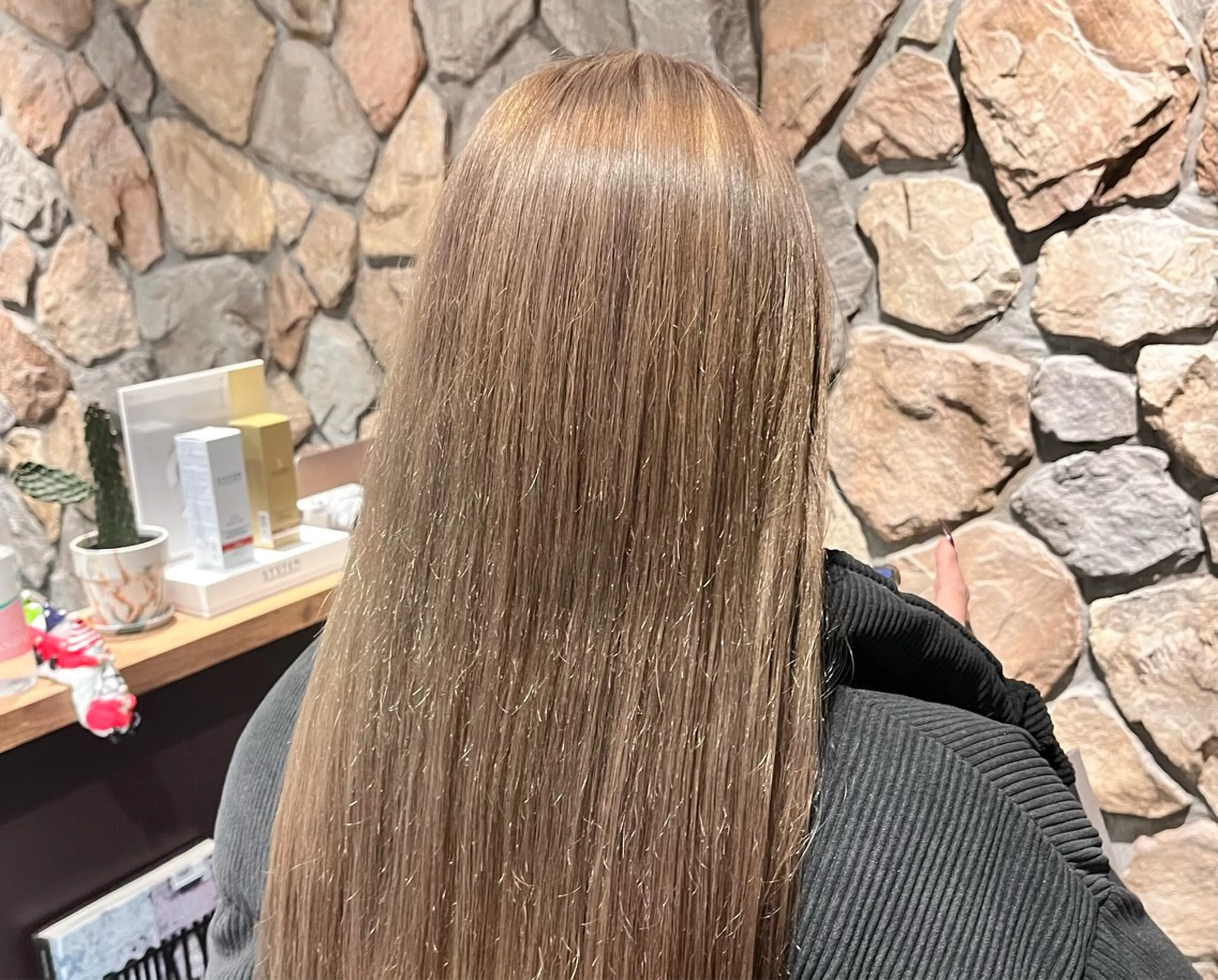 ロング まろやかなベージュ 小池春樹のヘアスタイル