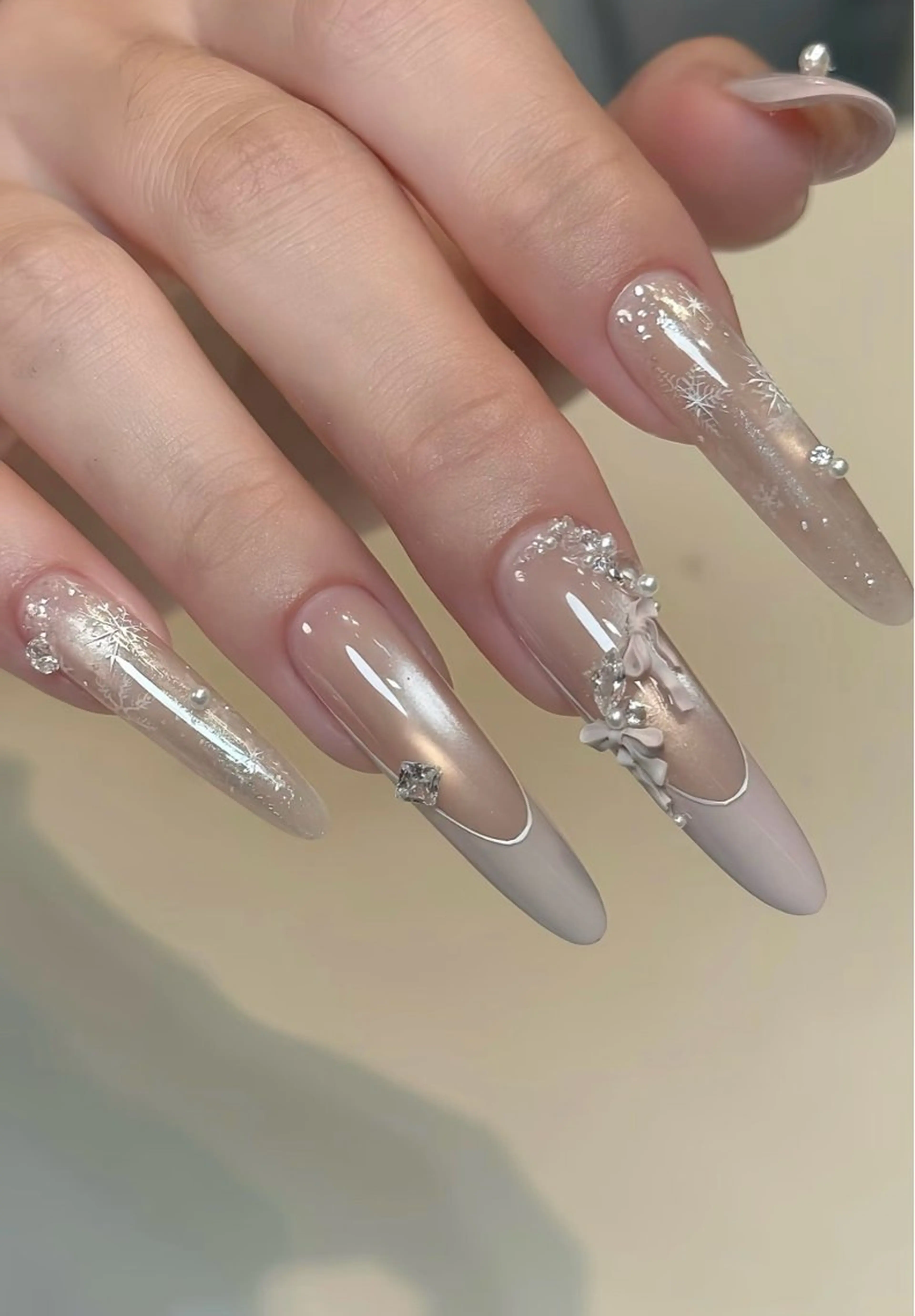 ネイル キラキラネイル ロングネイル ホワイト 冬ネイル ハンドネイル リセス 高田馬場のネイルデザイン