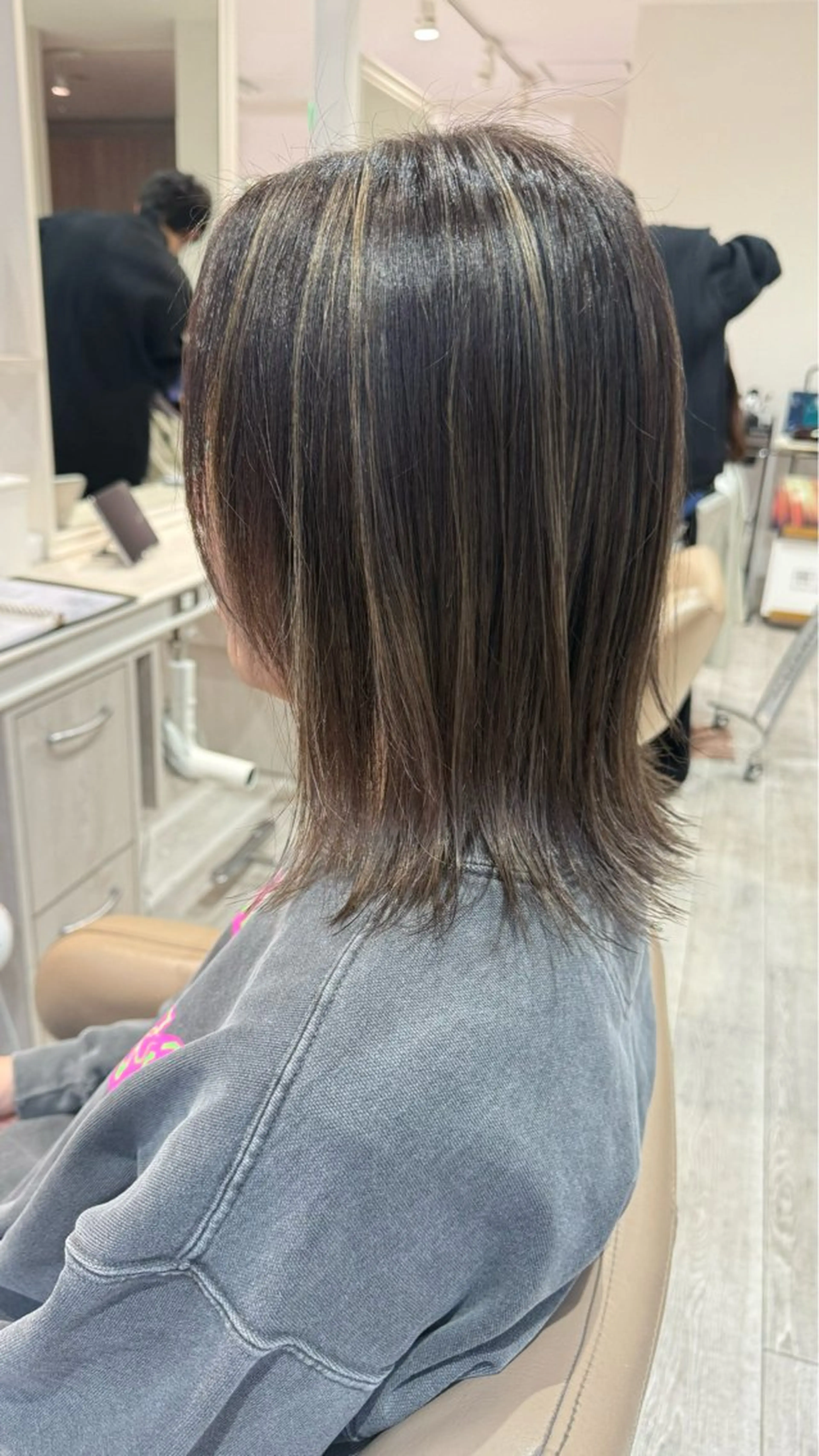 ミディアム カラー ハイライトカラー ハイライト カット ヘアカラー 白髪ぼかしデザイン ハイライト/宮本純登のヘアスタイル