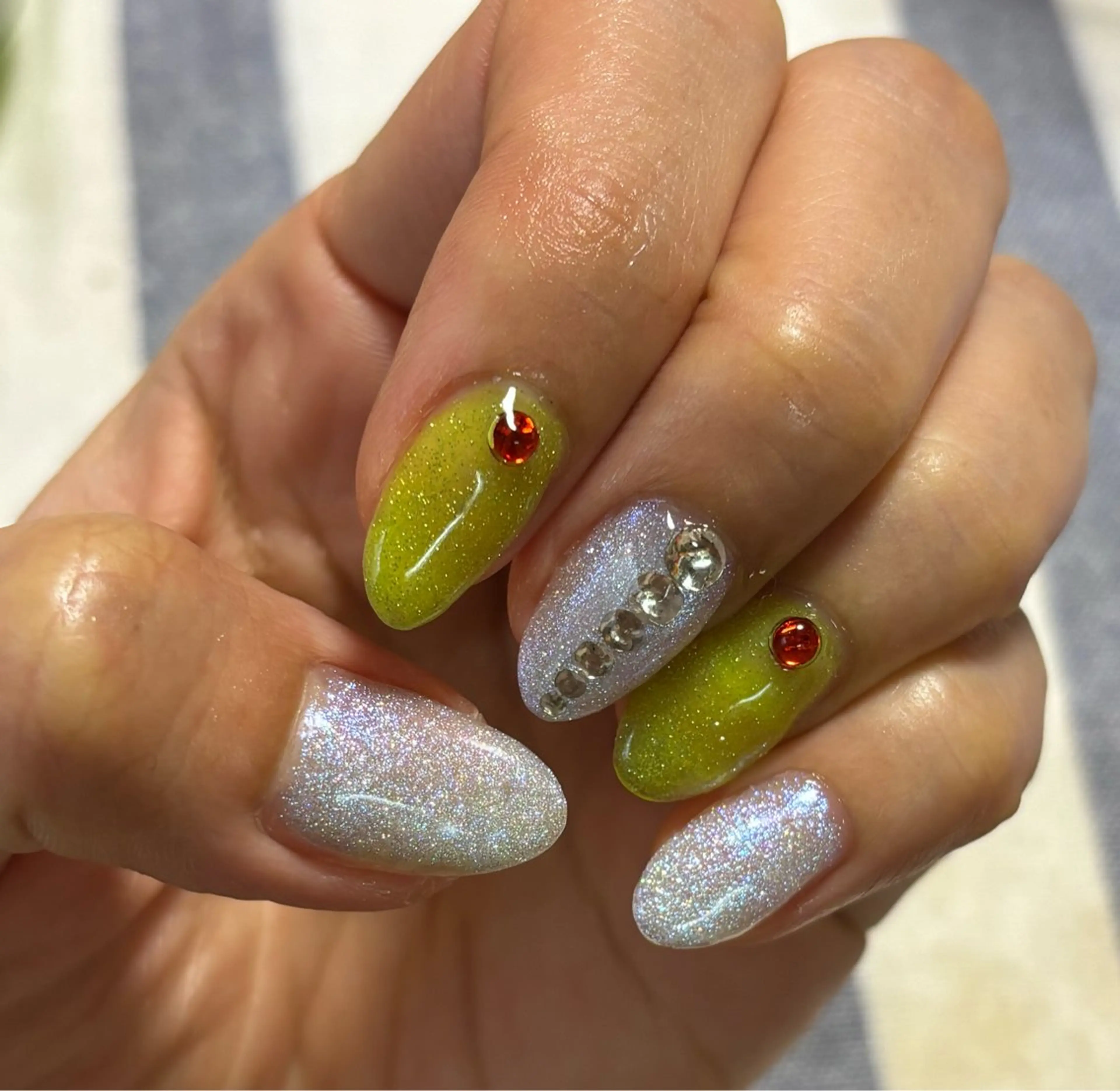 ネイル グリーン ワンカラーネイル ホワイト ハンドネイル nail salon いづみ(節花内)所属・ネイルサロン いづみ(節花内)のネイルデザイン