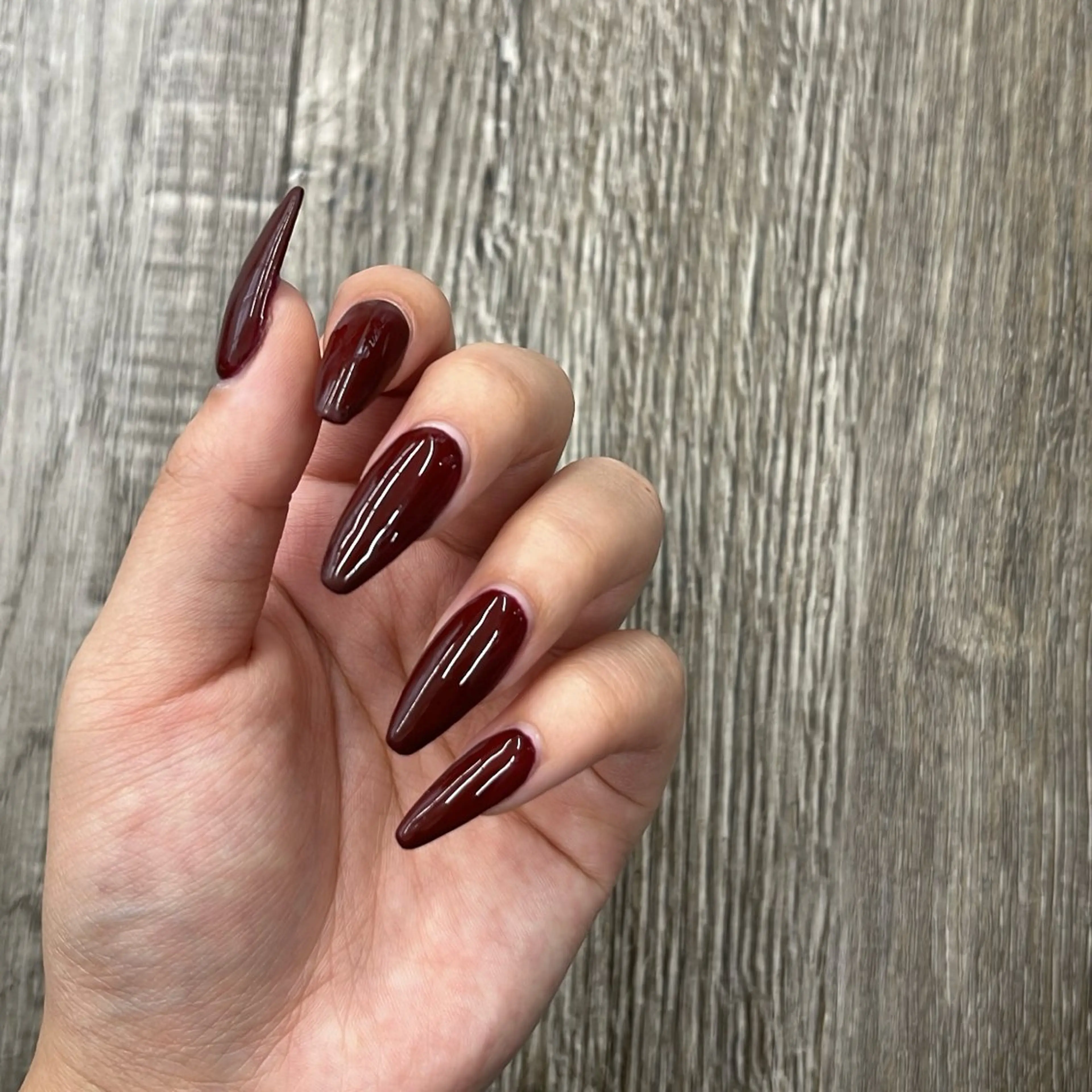 ネイル ボルドー ワンカラーネイル ハンドネイル Plus 1st 朝日店所属・Plus 1st / Kotohaのネイルデザイン
