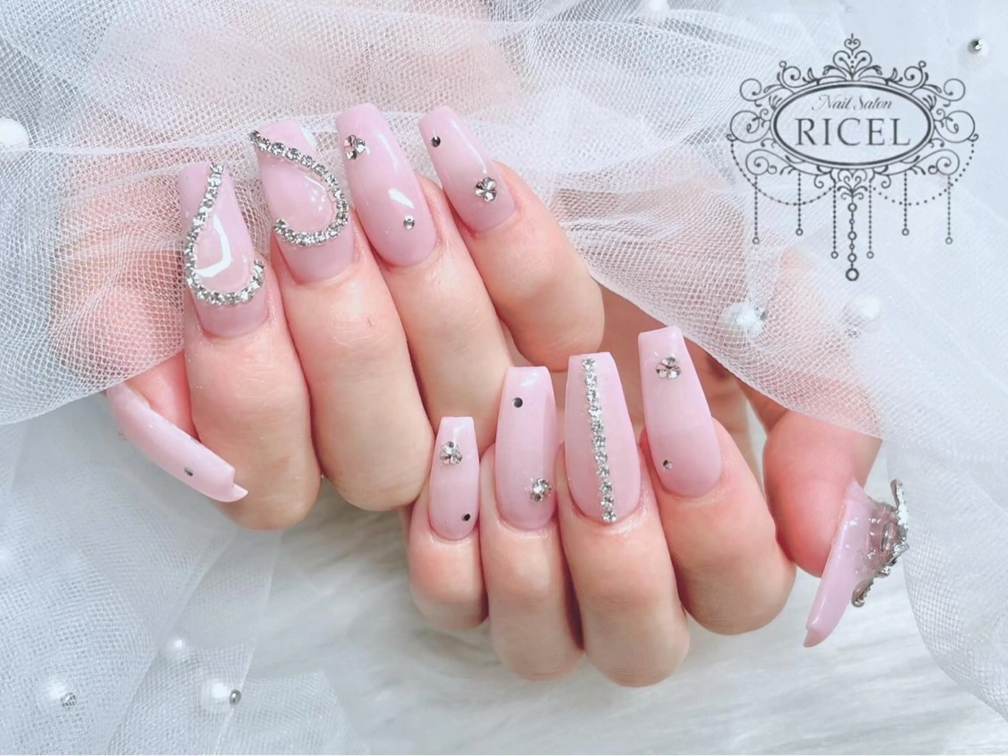 ネイル ガーリー ハート 韓国ネイル 持ち込み ピンク ハンドネイル MIYU 🩶のネイルデザイン