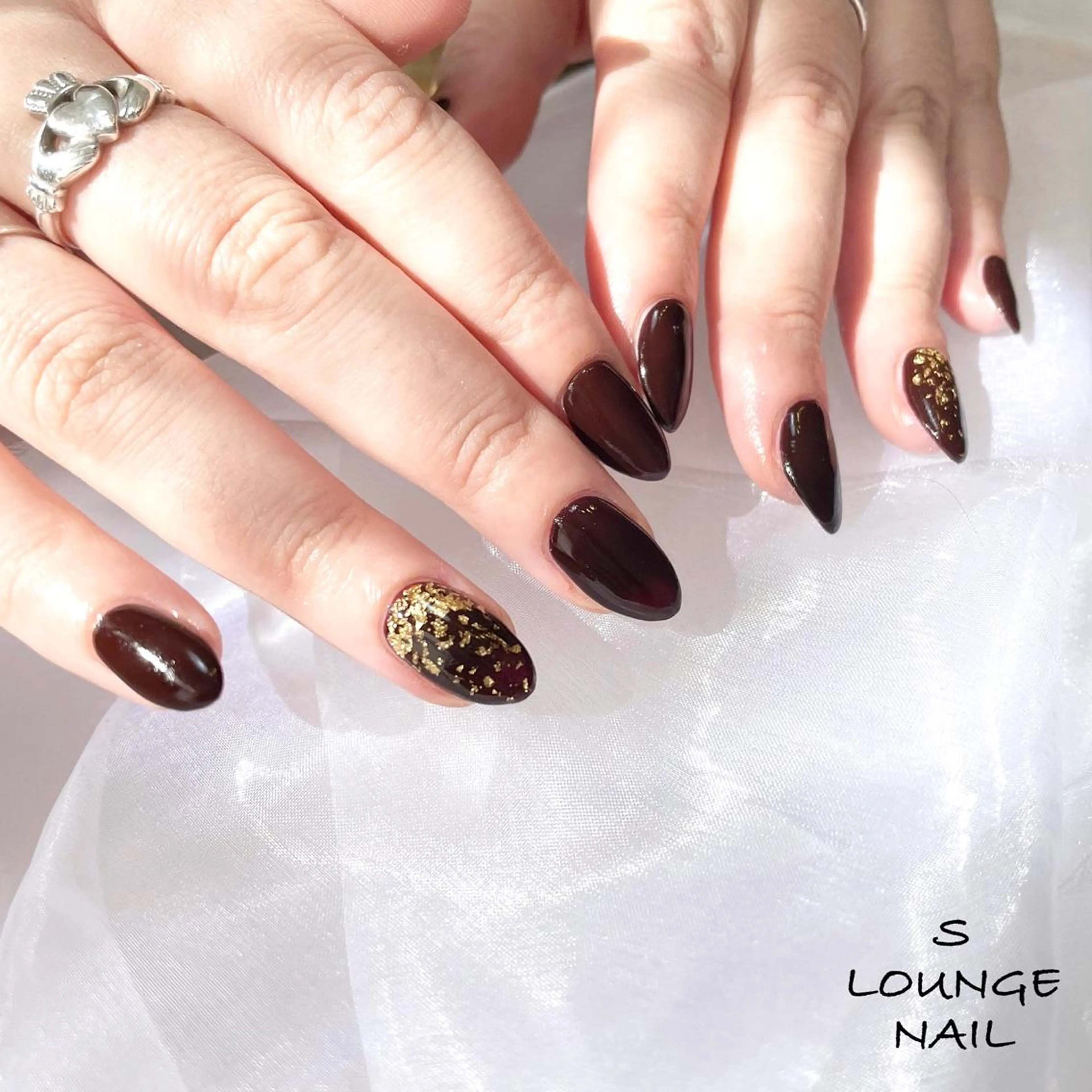 ネイル ボルドー ゴールド ハンドネイル フットネイル S LOUNGE NAIL所属・パーツたくさん🍓 SUMIのネイルデザイン