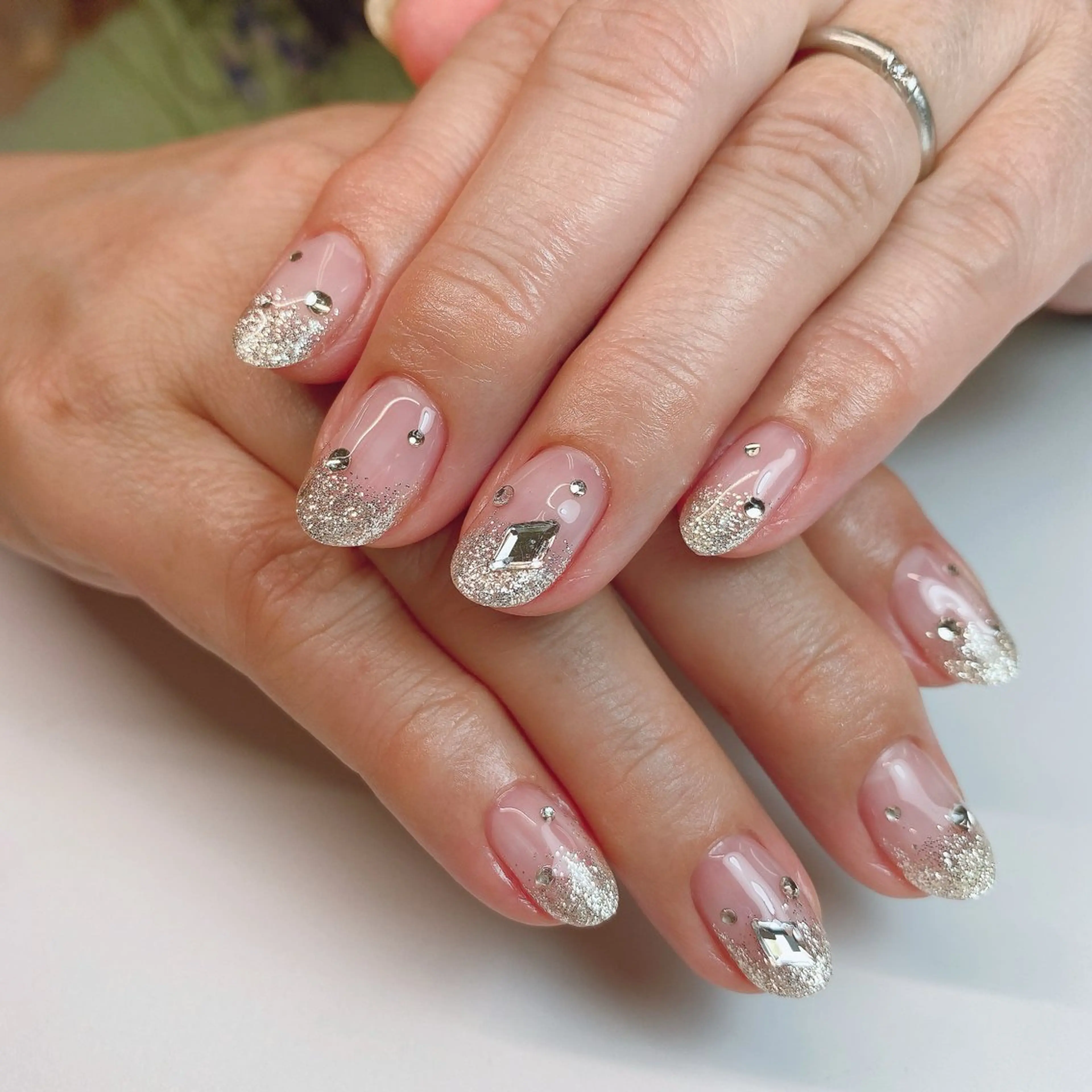 ネイル グラデーション ラメ(グリッター) ラメグラデーション ストーンネイル 石原 夕華のネイルデザイン