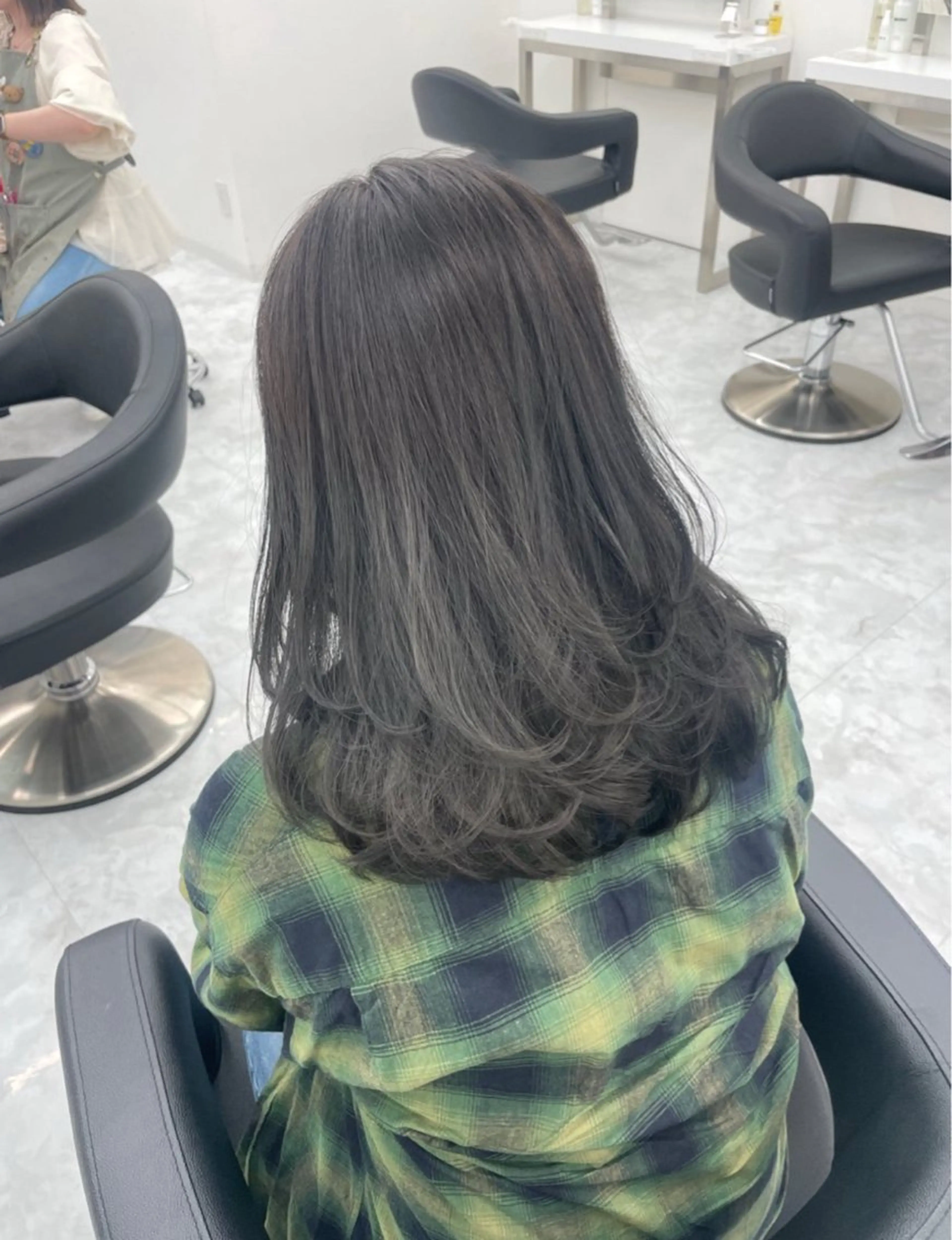 セミロング 韓国ヘア/ブリーチ無 しWカラー/オリーブのヘアスタイル