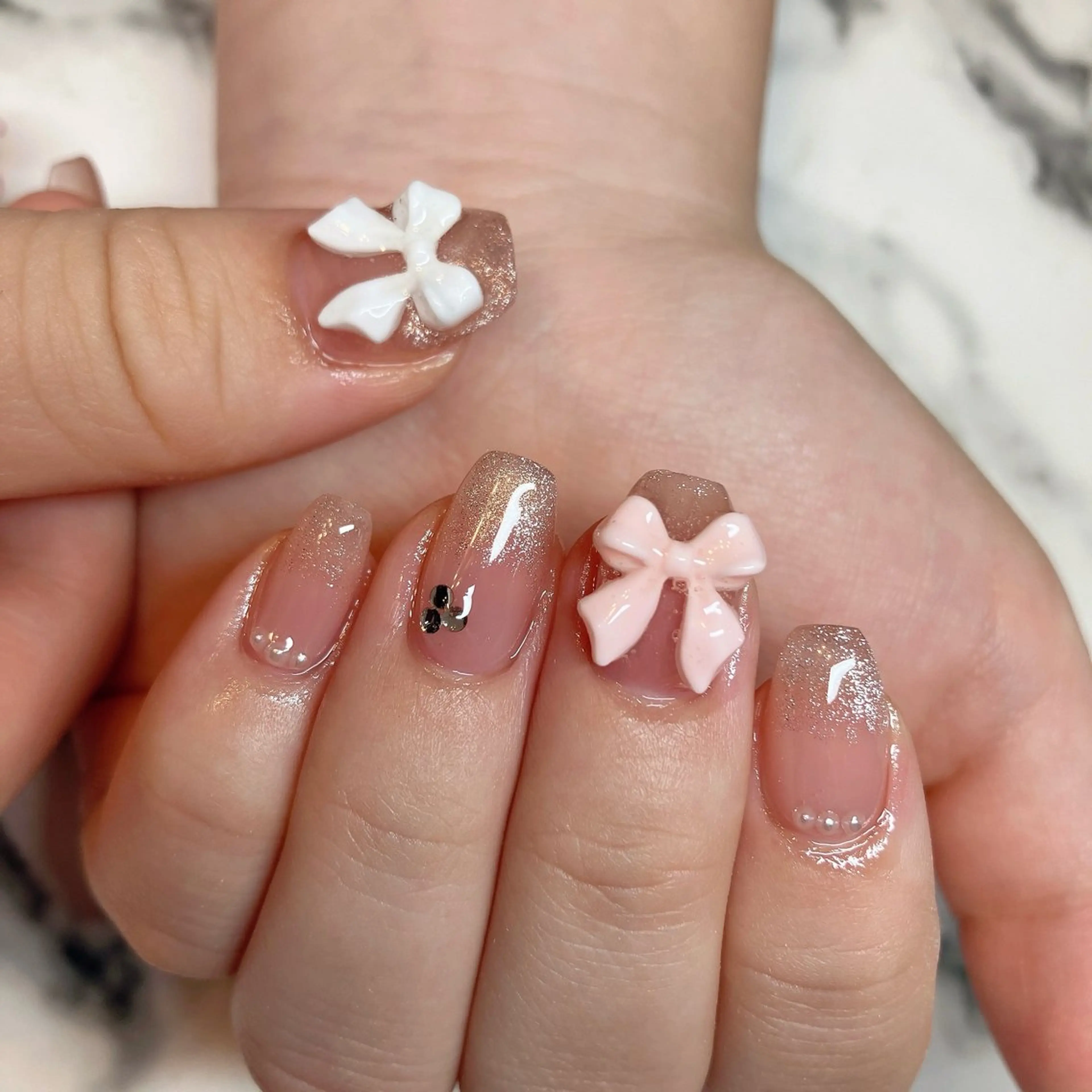 ネイル ガーリー グラデーション マグネットネイル 持ち込み ハンドネイル 酒井 茜のエステ・リラクイメージ