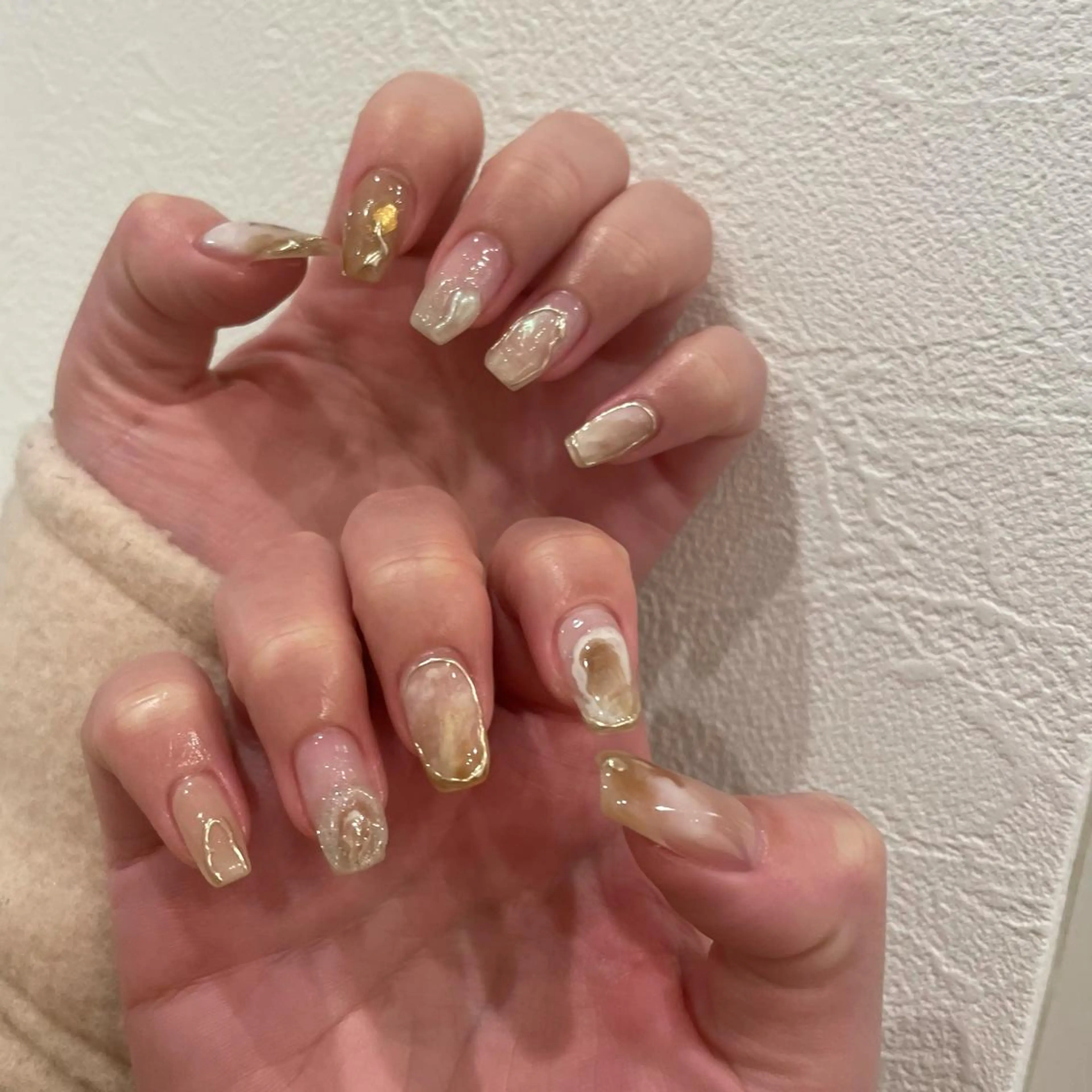 ネイル ゴールド ニュアンスネイル ホワイト ハンドネイル miu nail所属・MIUNail YUMIのネイルデザイン