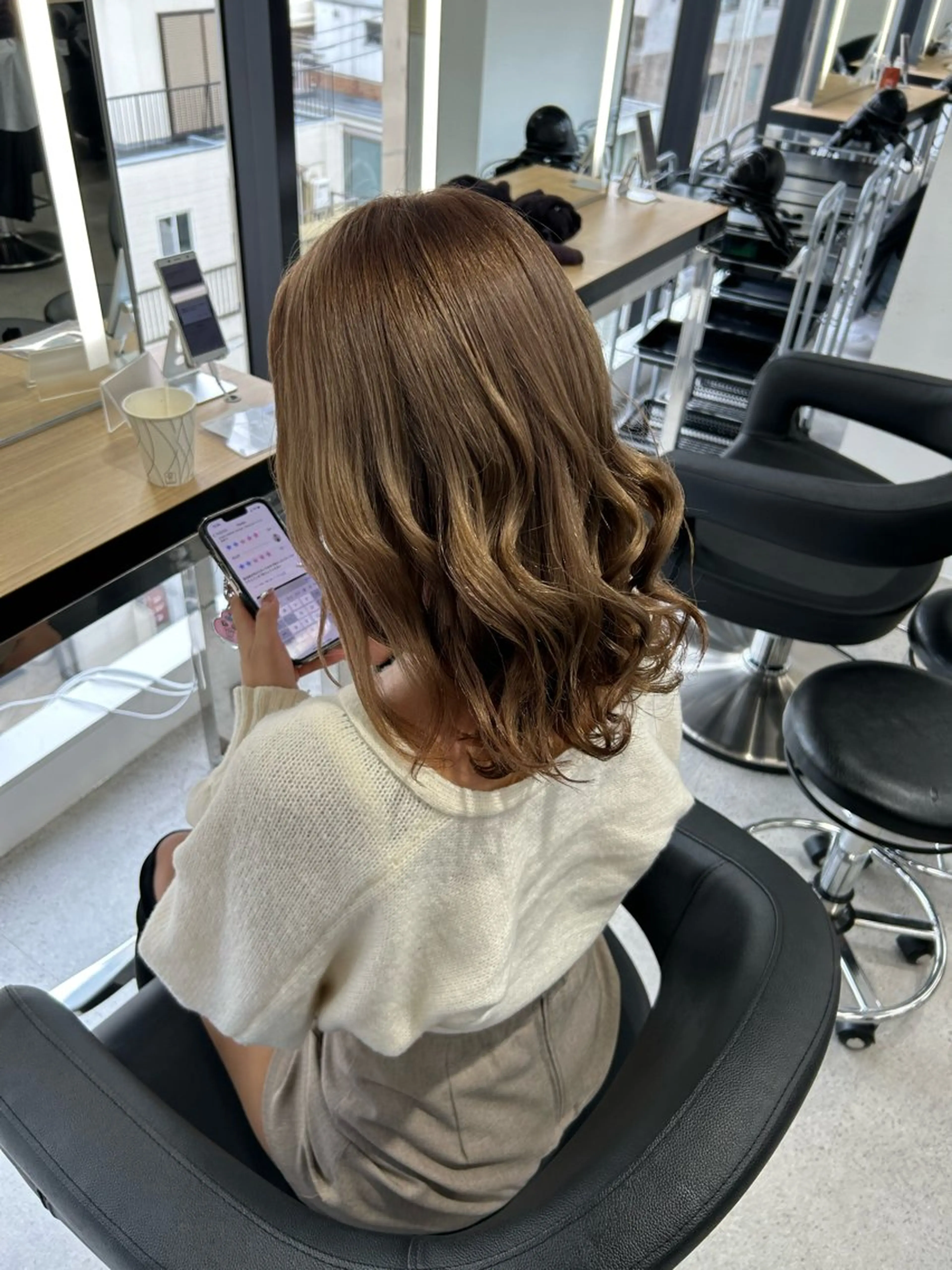 ロング メンズ ヘアカラー 艶感ミルクティー🤍 色落ち綺麗🤍ともやのヘアスタイル