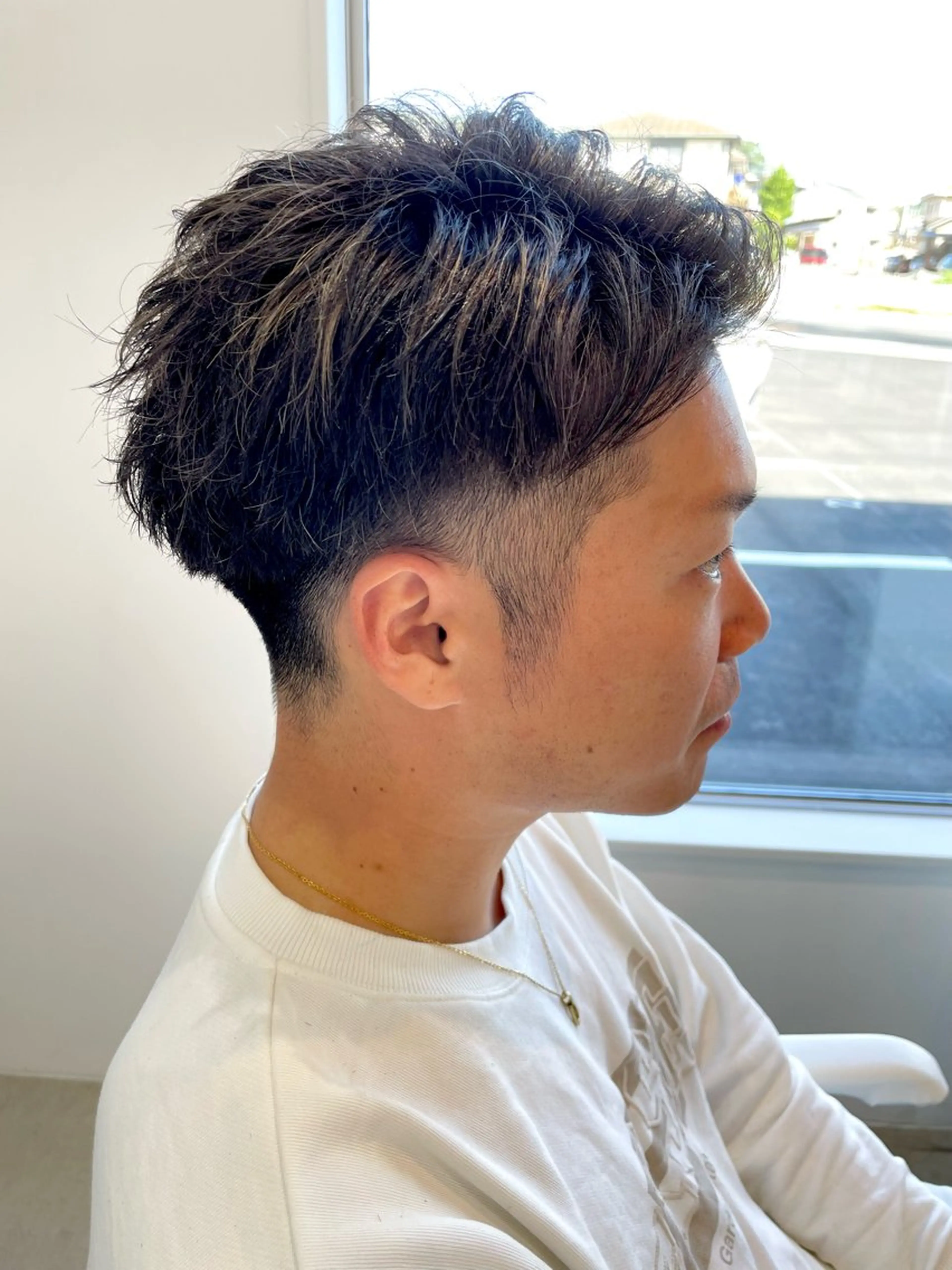 カラー メンズ メンズブリーチ メンズハイライト 刈り上げ ブリーチ ハイライトカラー カット ヘアカラー un【アン】所属・【un】 MANAのヘアスタイル