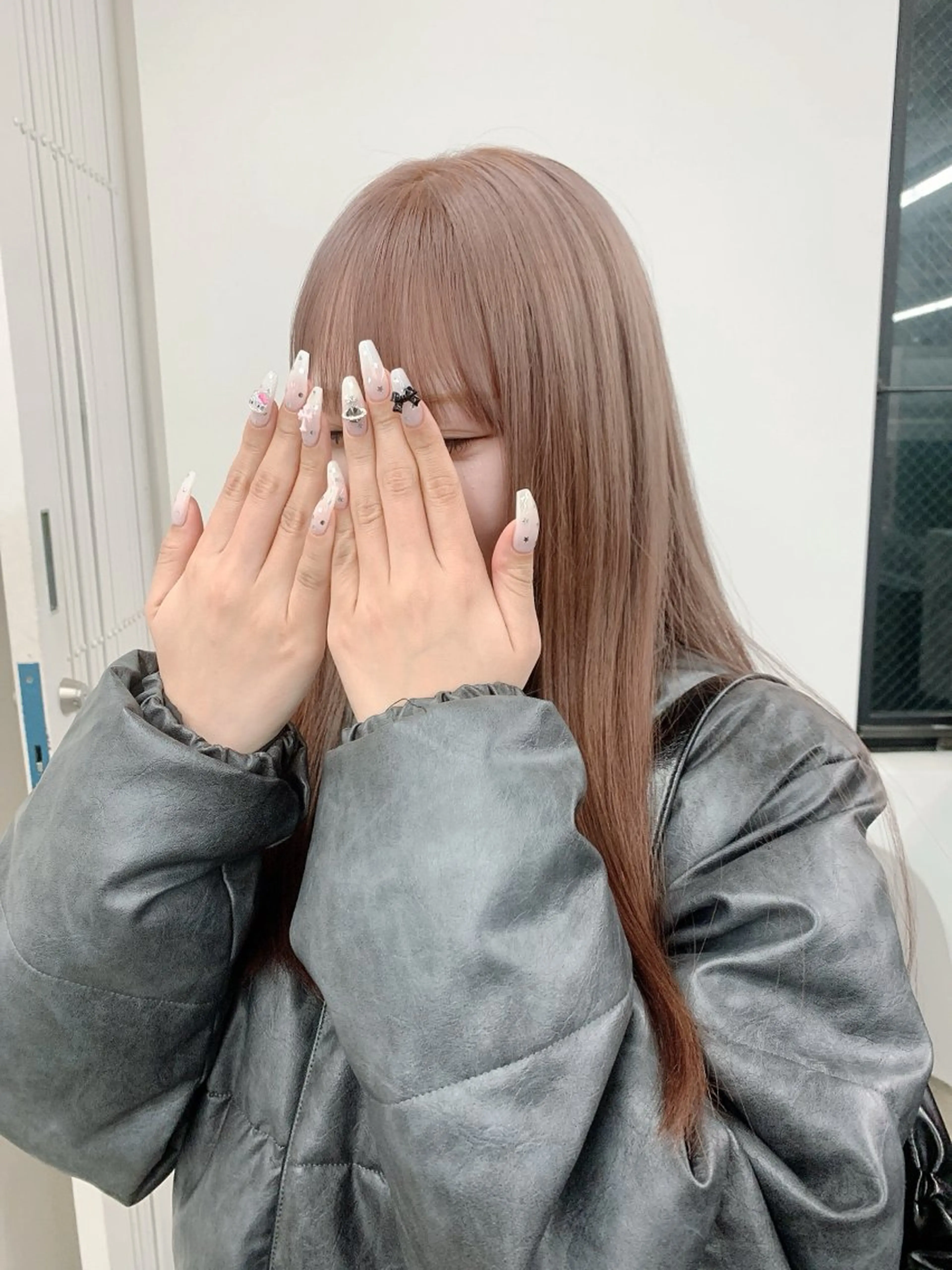 カラー ブリーチ グレージュ ハイトーン /愛子のヘアスタイル