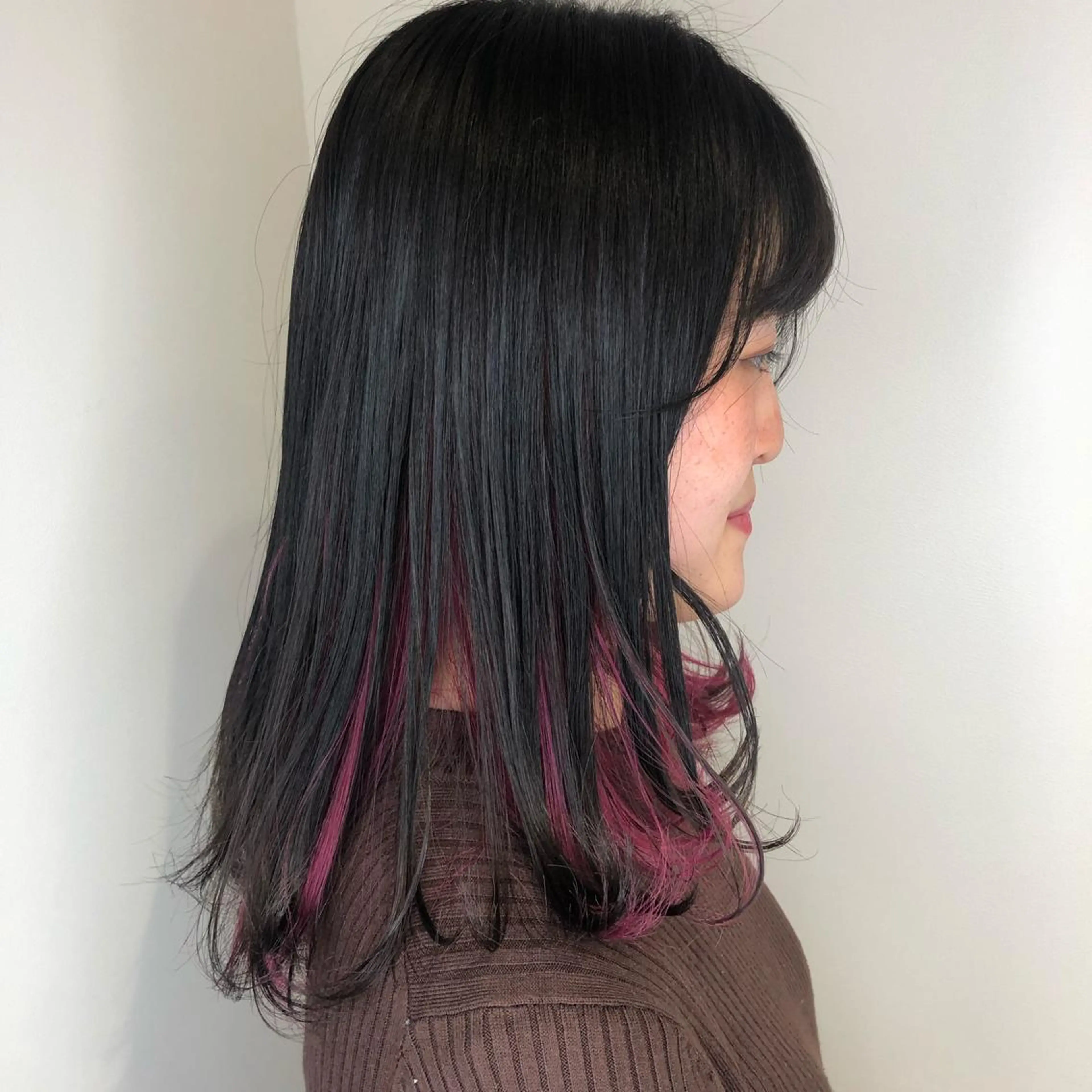 セミロング カラー ウルフカット／吉村 桃子のヘアスタイル