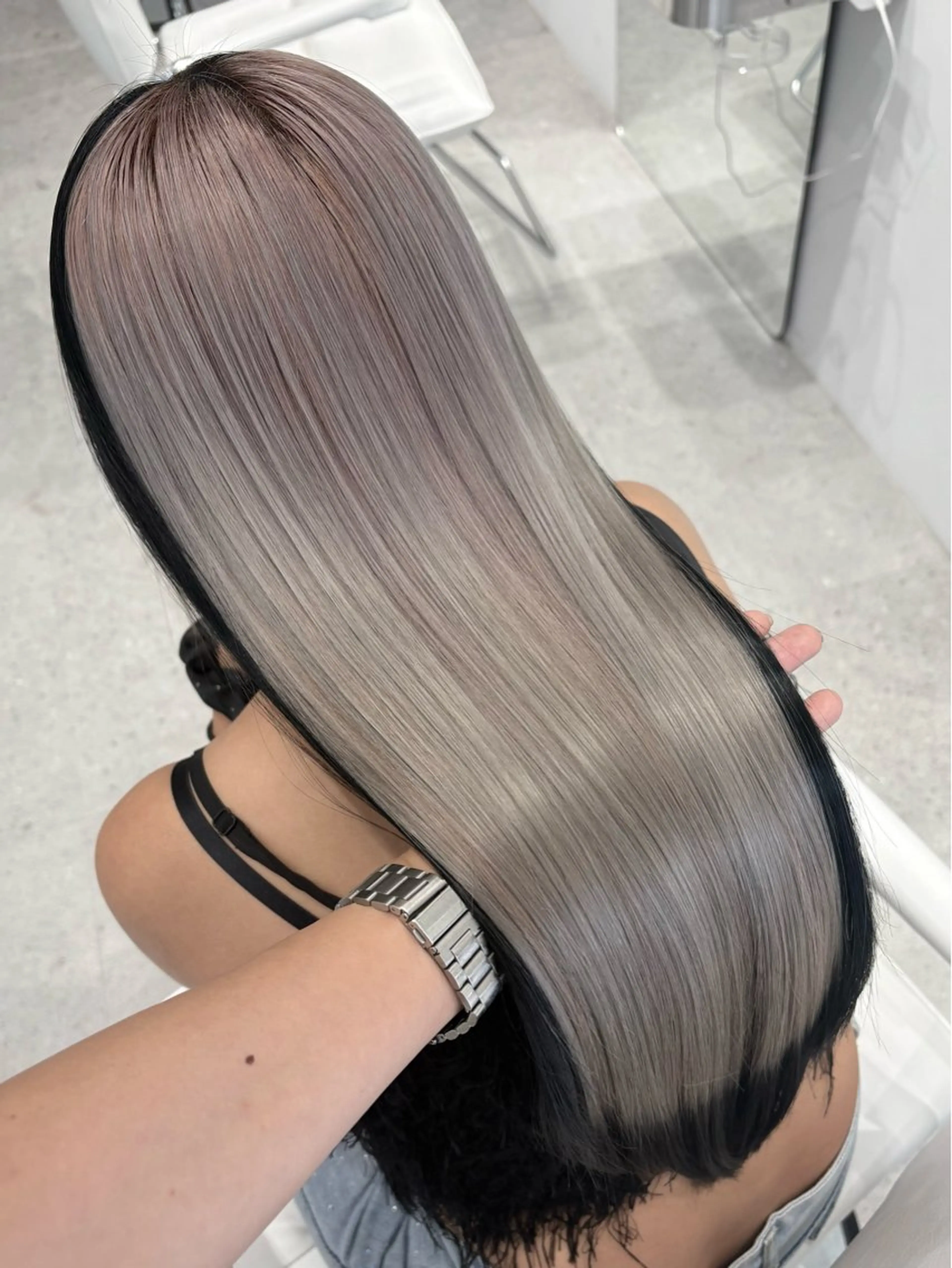 カラー 黒髪 ブリーチ シルバー ホワイトシルバー ヘアカラー AIKA🤍 カットモデル募集🫧のヘアスタイル