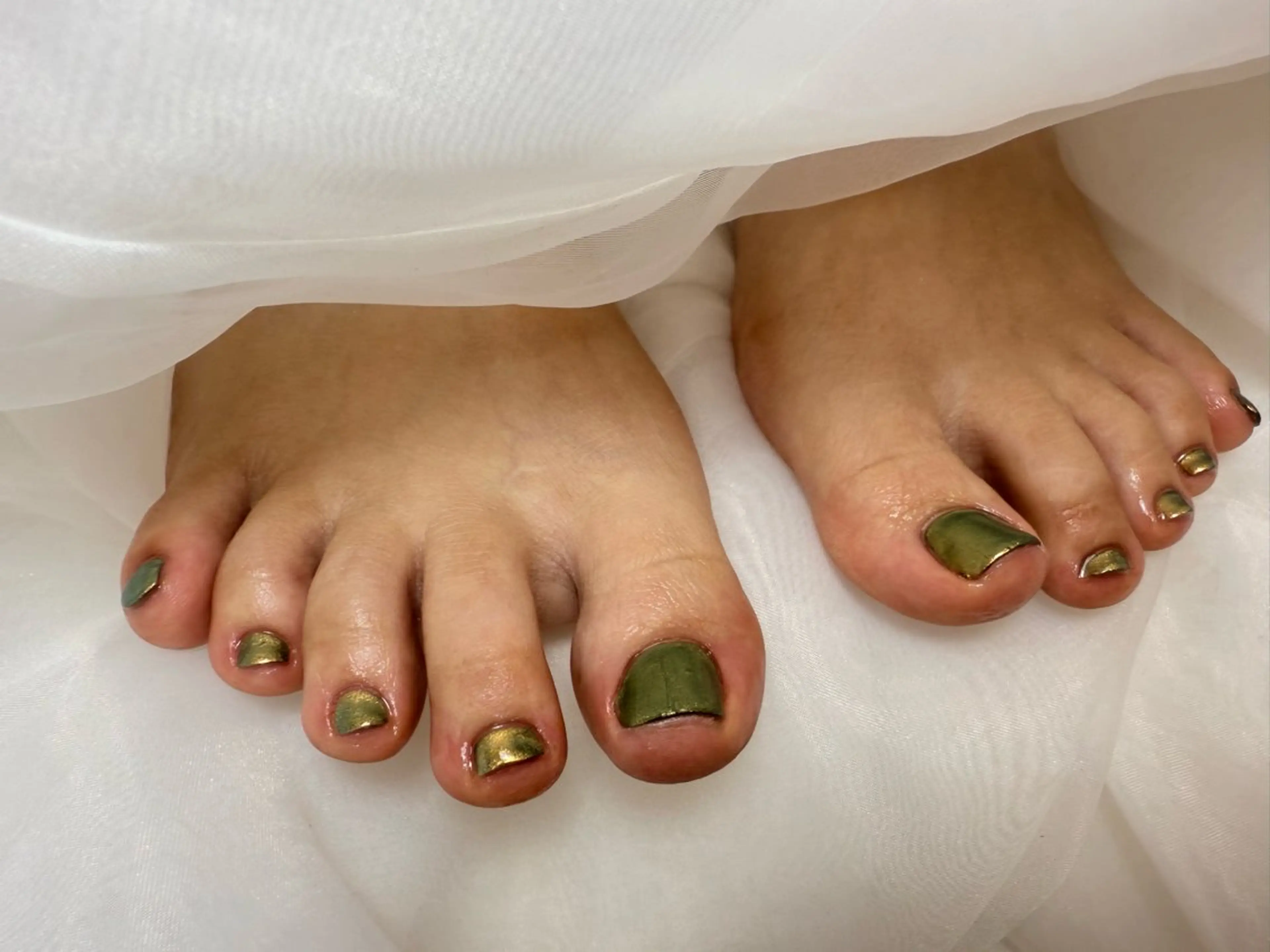 ネイル フットネイル ゴールド グリーン ワンカラーネイル フットネイル nailsalonAxia所属・。*✧⛓️ mayu⛓️✧︎*。のネイルデザイン