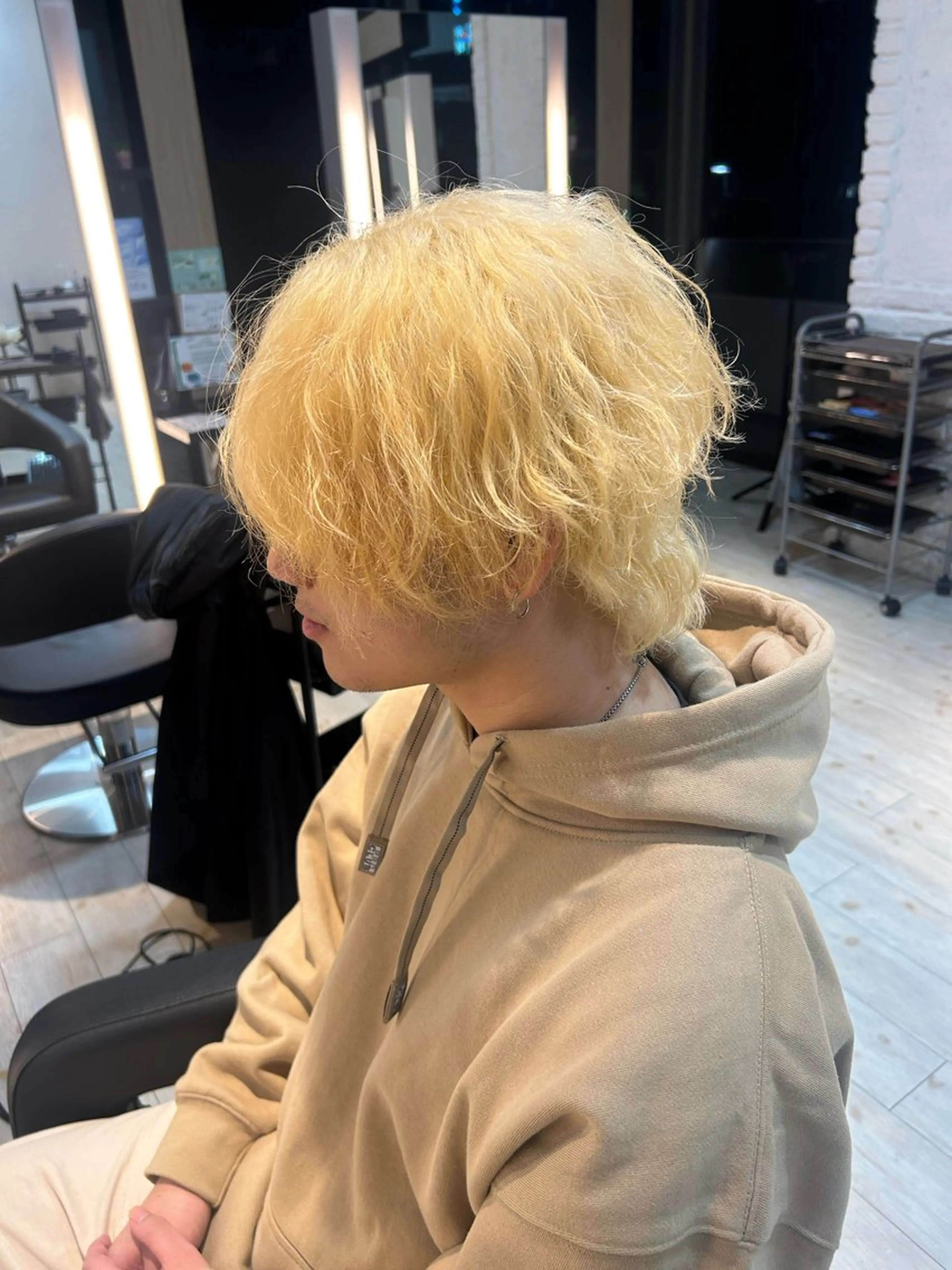 カラー メンズ メンズブリーチ ブリーチ 抜きっぱなしブロンド カット ヘアカラー トリートメント 有働由良／ハイトーン ／韓国メンズヘアのヘアスタイル