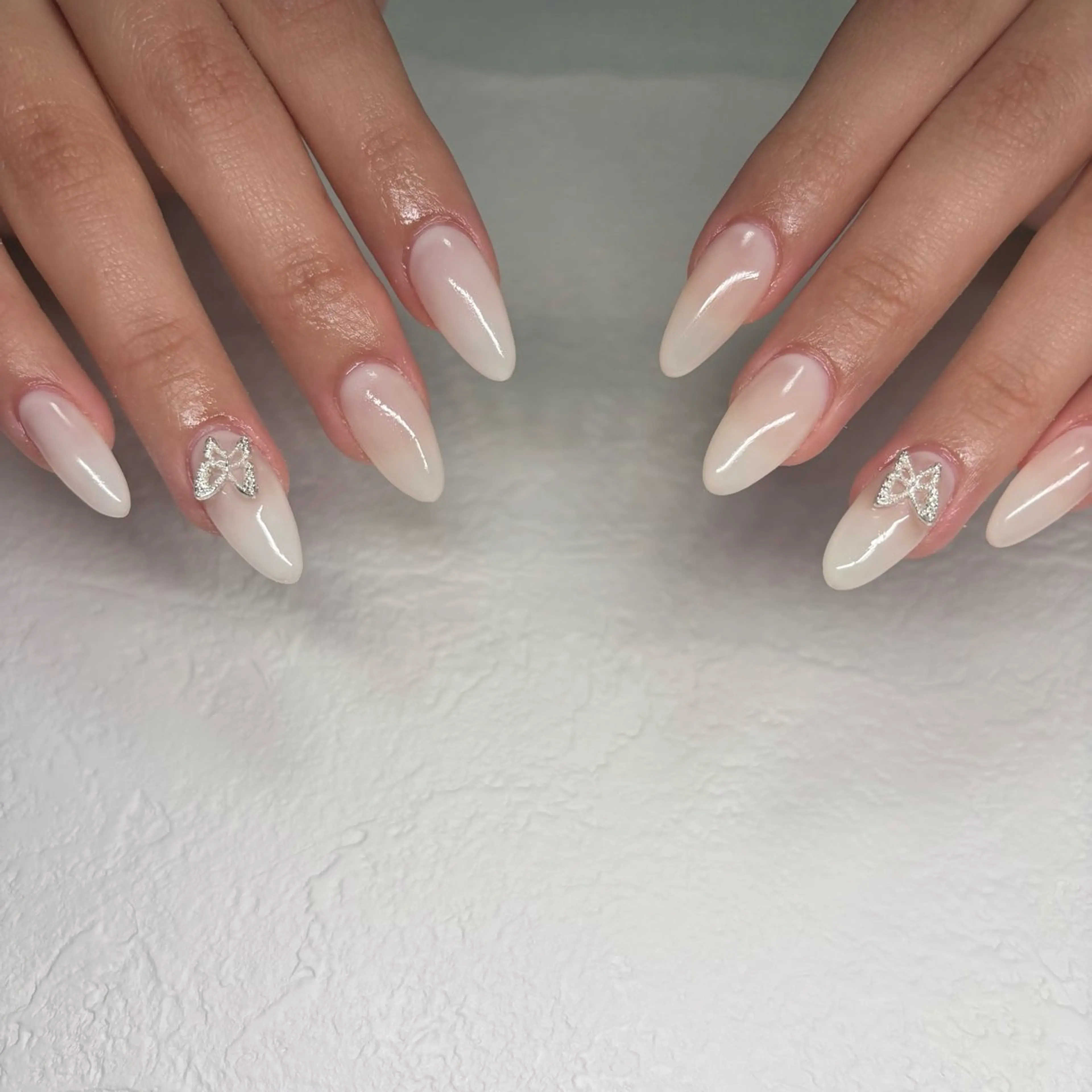 ネイル クリアネイル ホワイト ハンドネイル RE💟N.NAIL ラテン系お姉さんのネイルデザイン