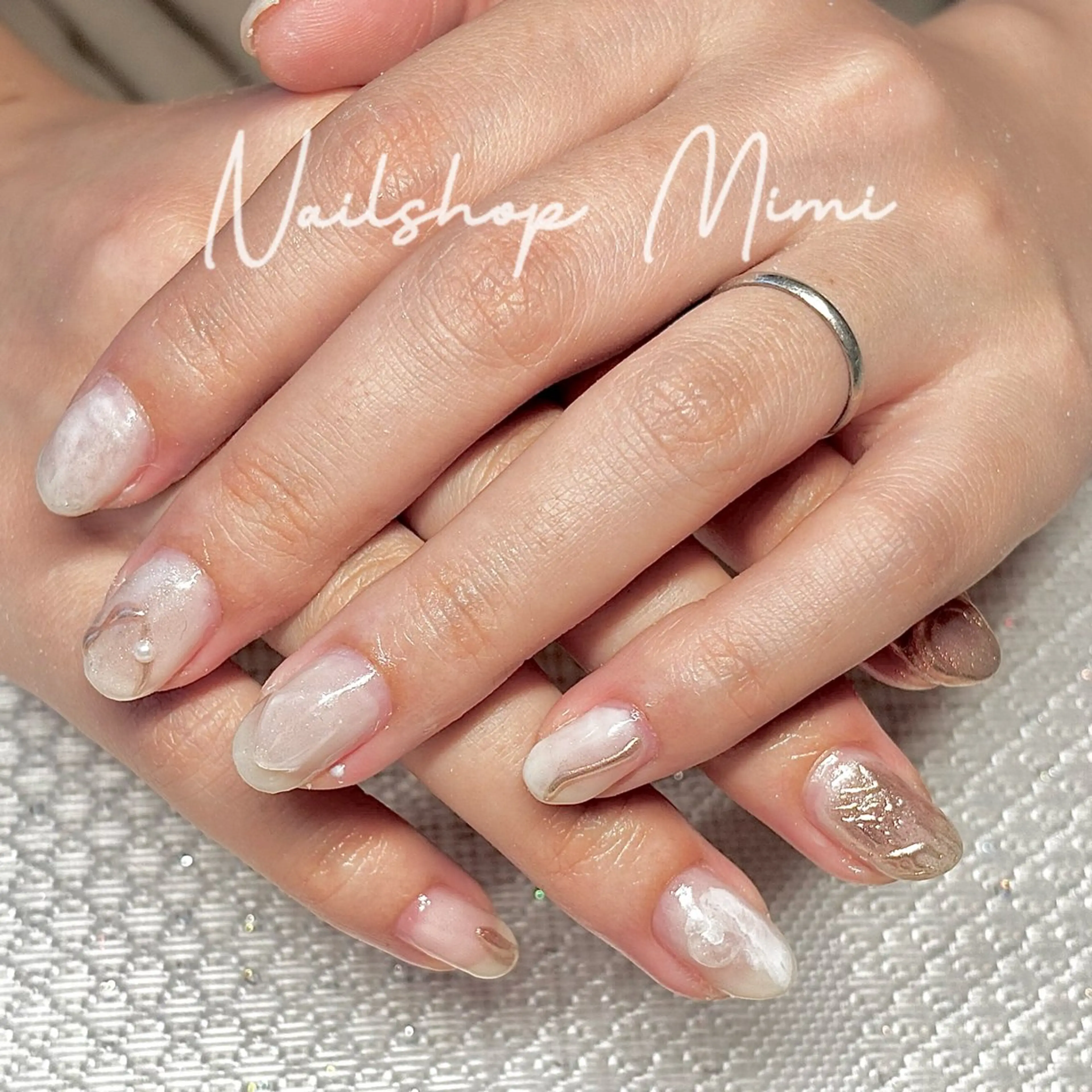 ネイル ゴールド ミラーネイル ニュアンスネイル ホワイト ハンドネイル Nailshop Mimiのネイルデザイン