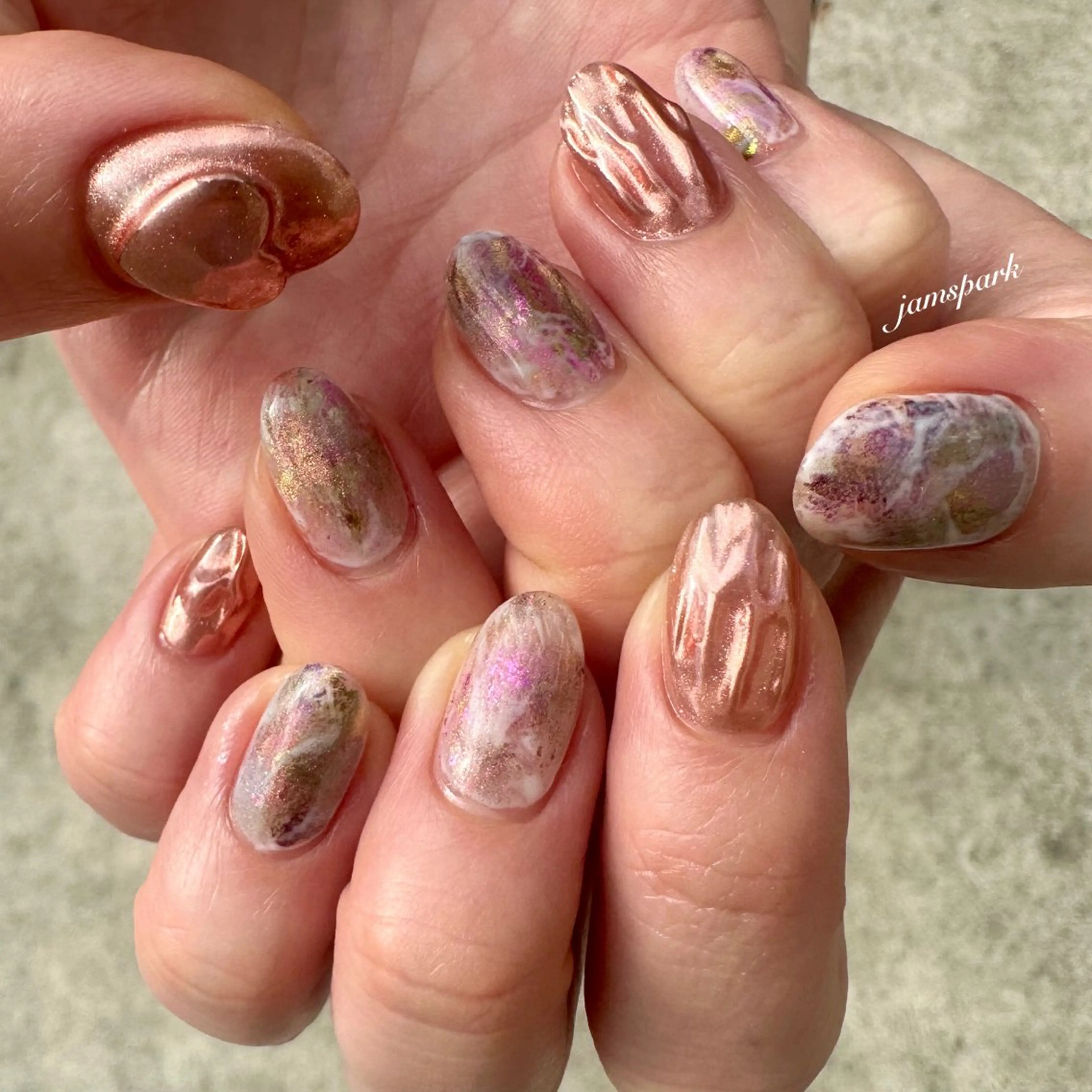 ネイル ゴールド ハート キラキラネイル ミラーネイル ニュアンスネイル ハンドネイル jamspark ✨のネイルデザイン