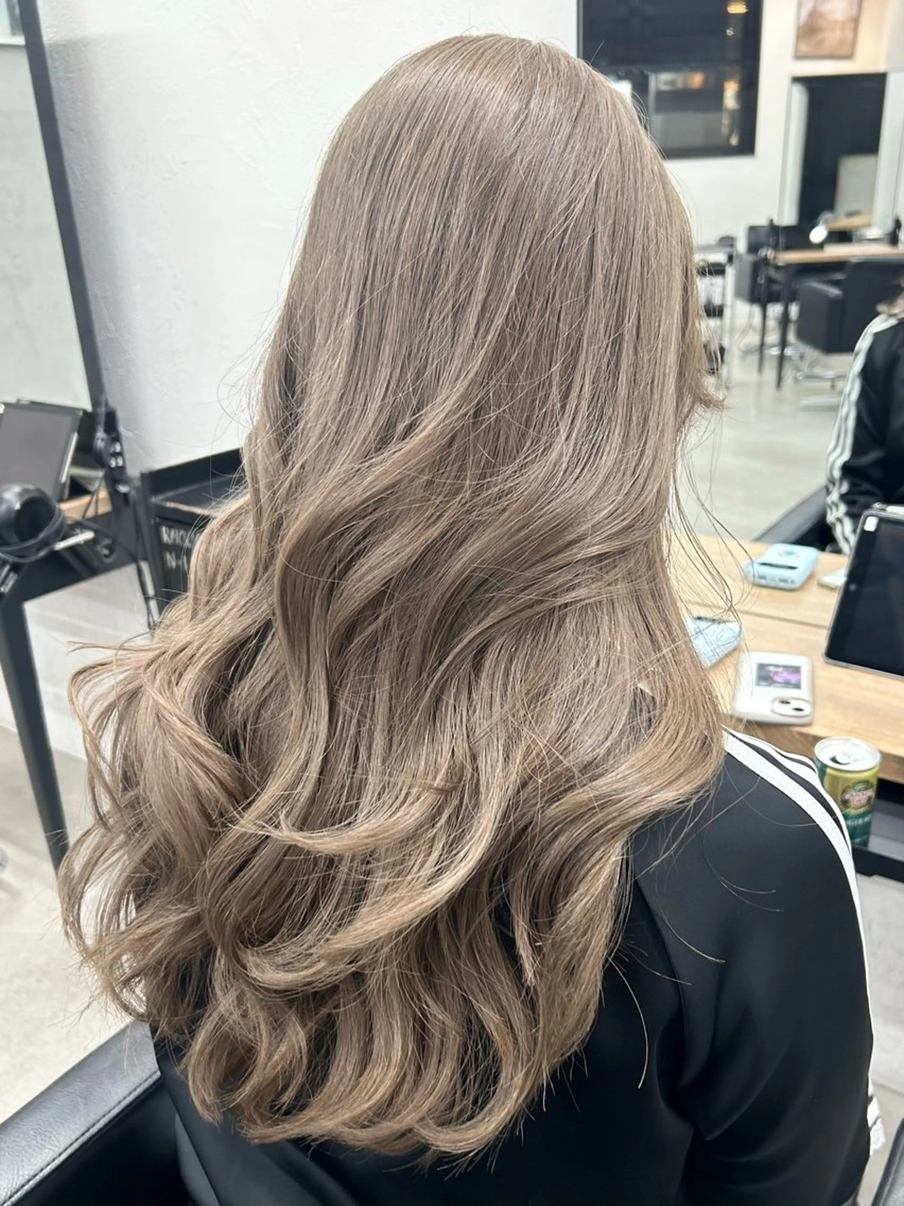 ロング カラー ベージュカラー ブリーチ ケアブリーチ ダブルカラー オリーブベージュ カット ヘアカラー トリートメント RYOSUKE ハイトーンのヘアスタイル