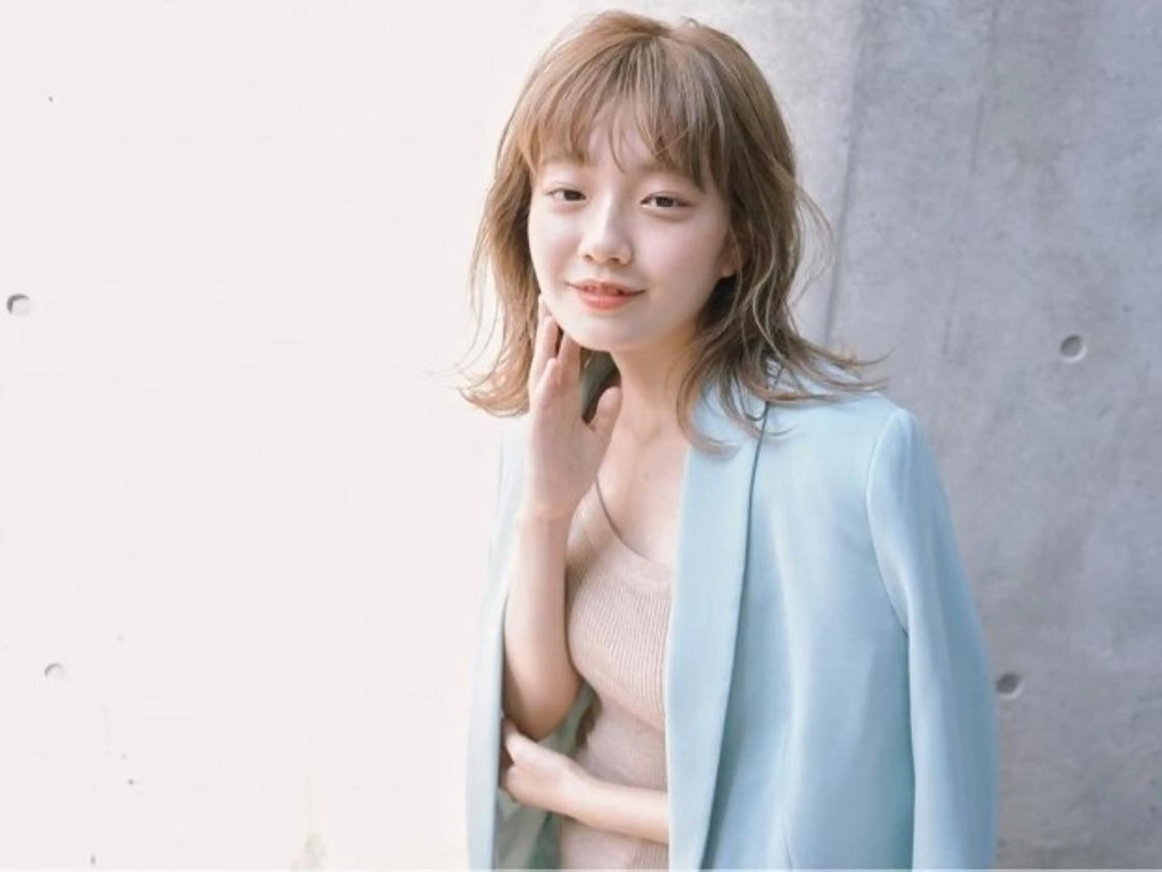 セミロング カラー パーマ ヘアアレンジ アディクシーカラー アッシュ バレイヤージュ ベージュカラー ブリーチ newi grande 横浜店のヘアスタイル