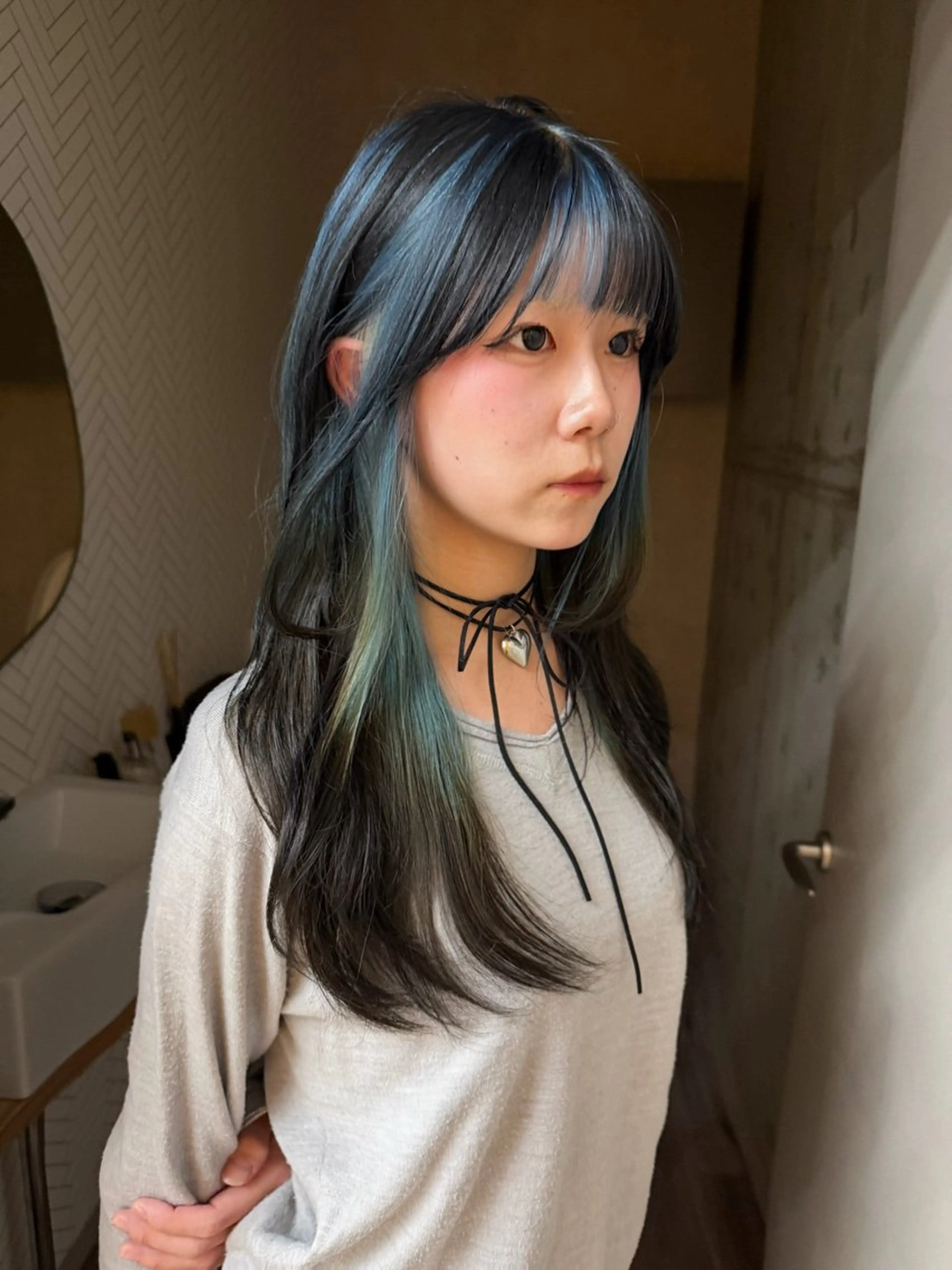 ロング カラー 黒髪 ブリーチ ブルーカラー ブルーブラック ケアブリーチ ヘアカラー ブリーチ/ベージュ 💕/momoaのヘアスタイル