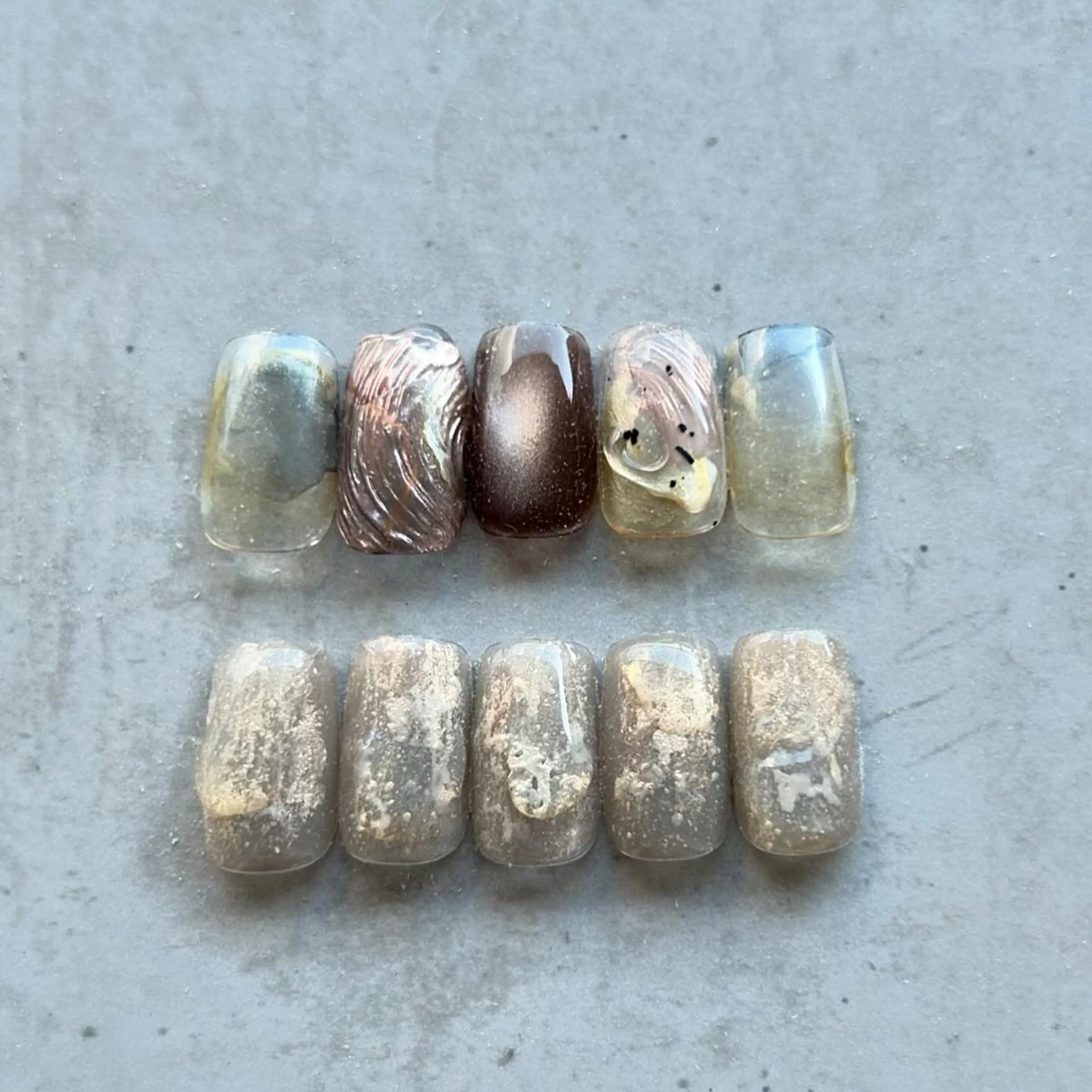 ネイル ブラウン カジュアル ゴールド マグネットネイル ミラーネイル ハンドネイル ハンドケア lyly.nail所属・lylynail YUUKAのネイルデザイン