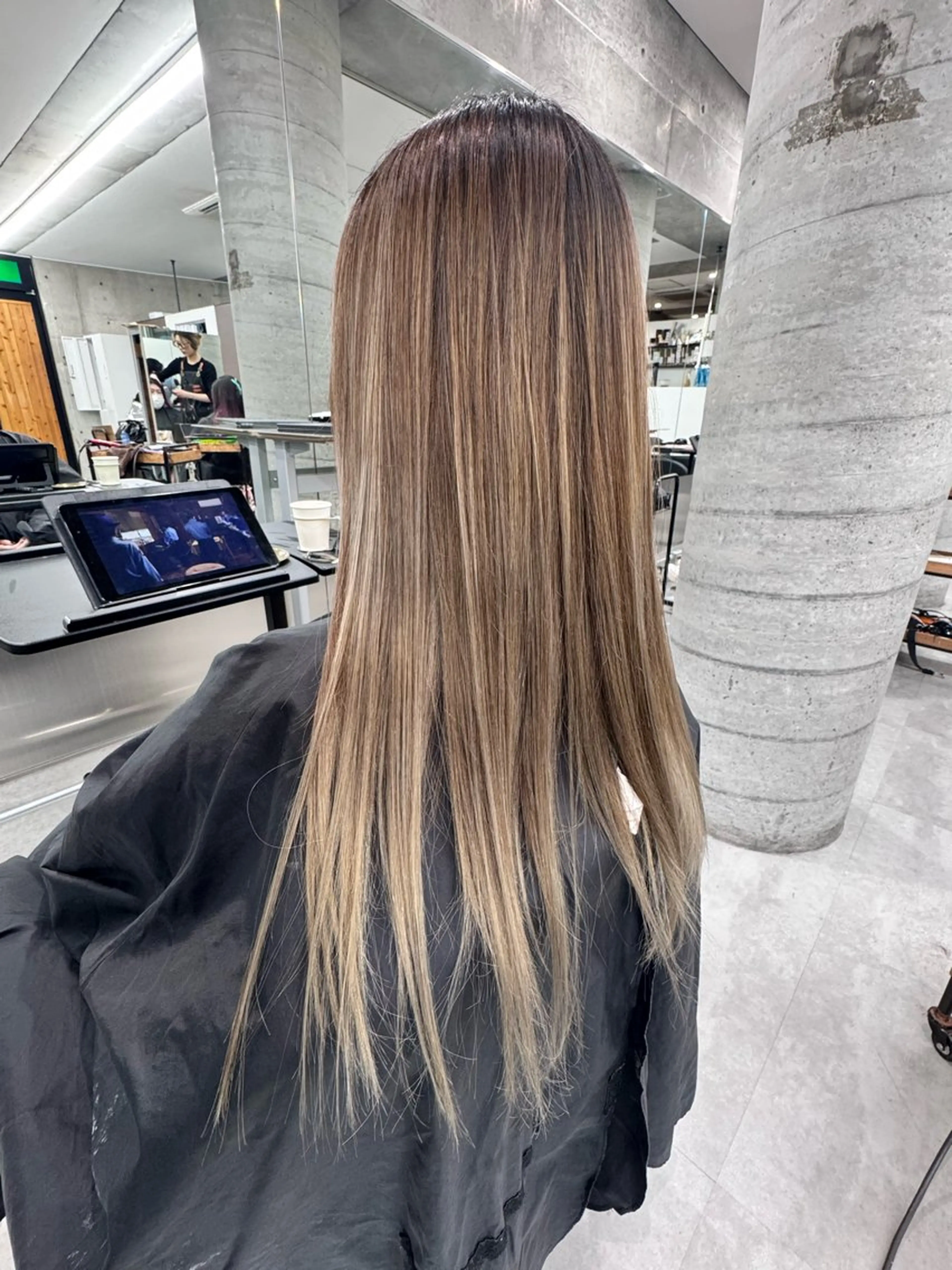 ロング カラー バレイヤージュ ベージュカラー ミルクティーベージュ レイヤーカット ヘアカラー トリートメント 艶髪✨ブリーチ職人 井手正康のヘアスタイル