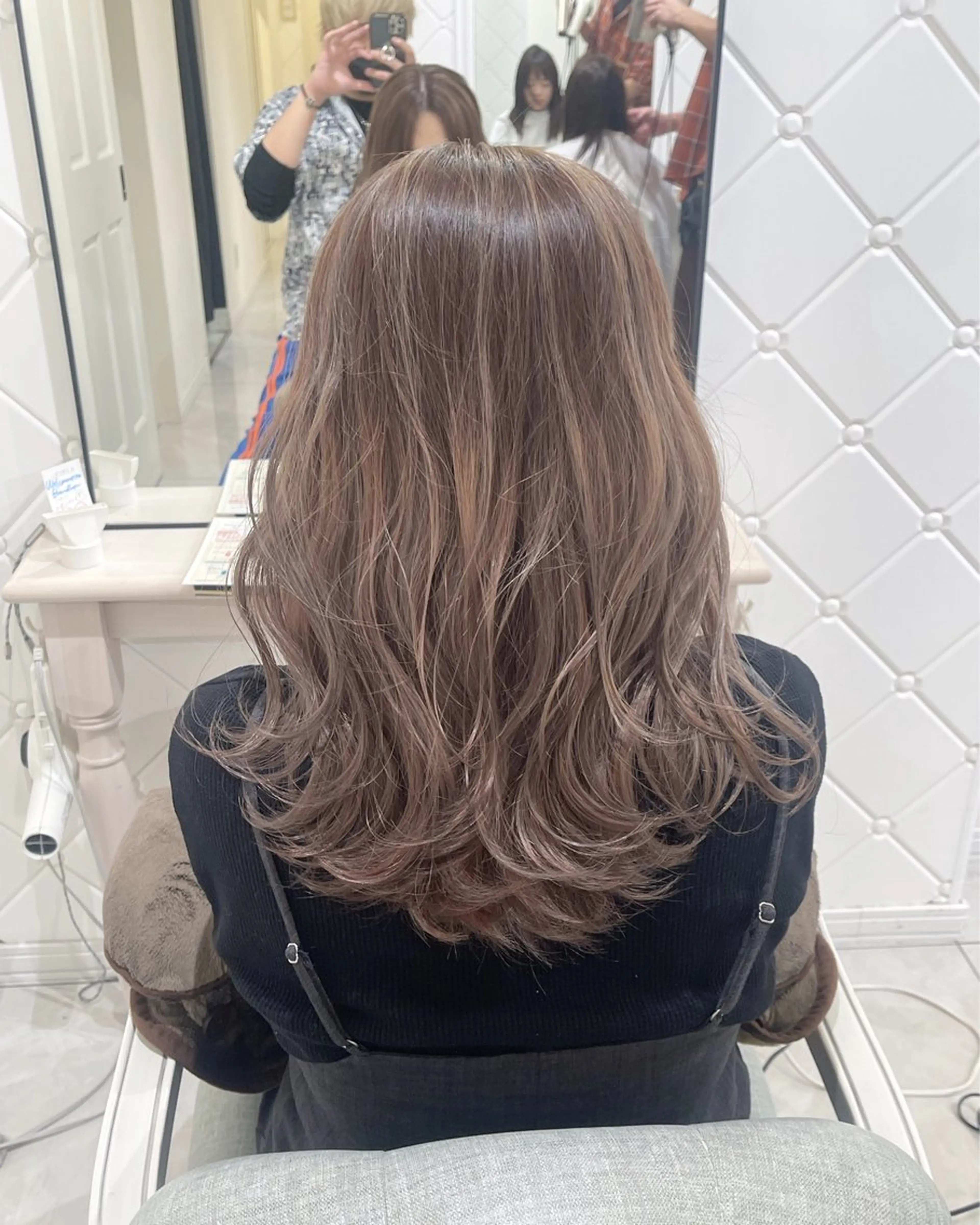 ロング カラー 濱田輝レイヤー 韓国風 ハイトーンのヘアスタイル