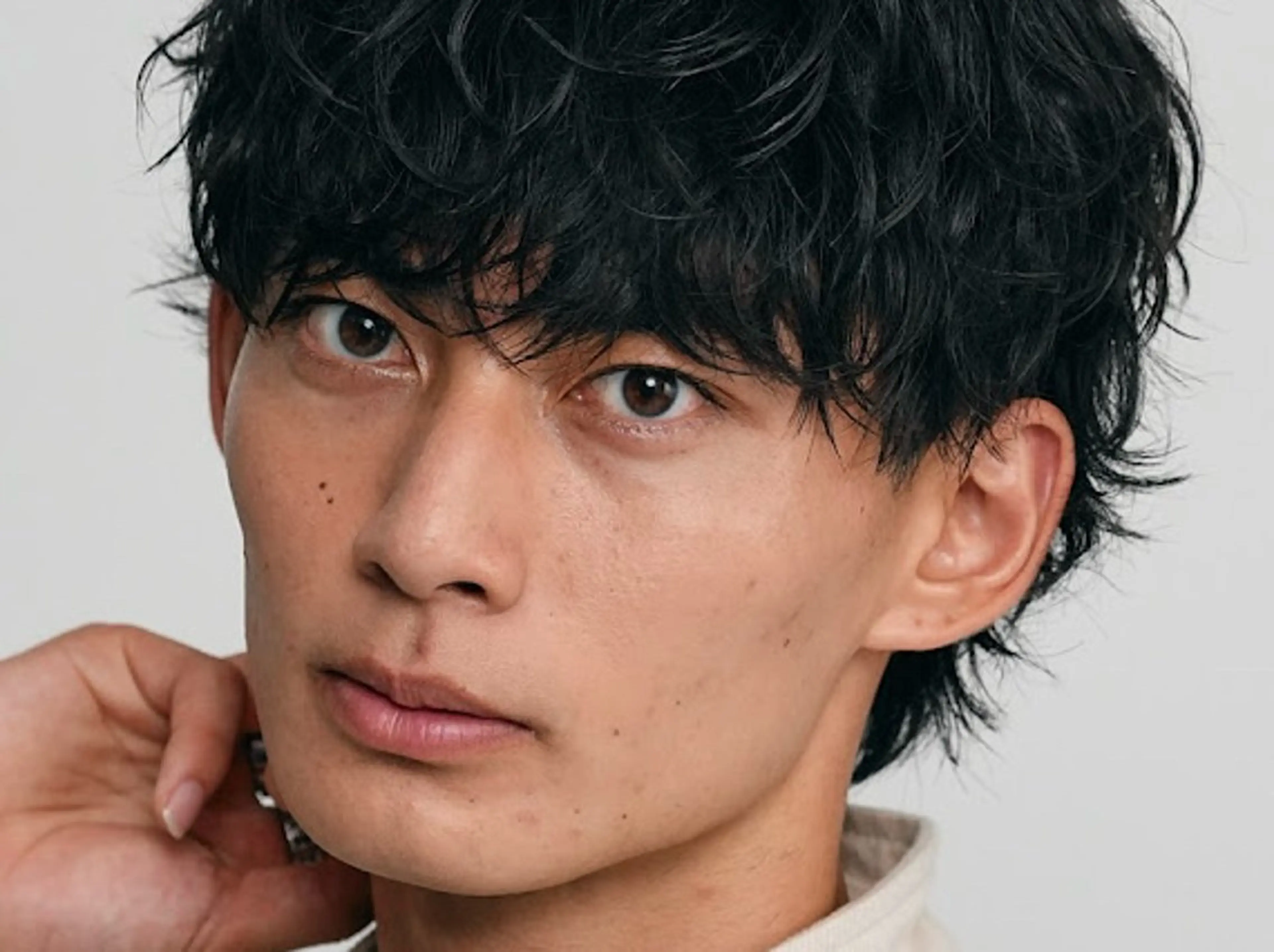 ミディアム カラー パーマ メンズ ミディアムパーマ フェザーパーマ メンズパーマ プードルパーマ メンズツイストパーマ 冨永 圭人のヘアスタイル