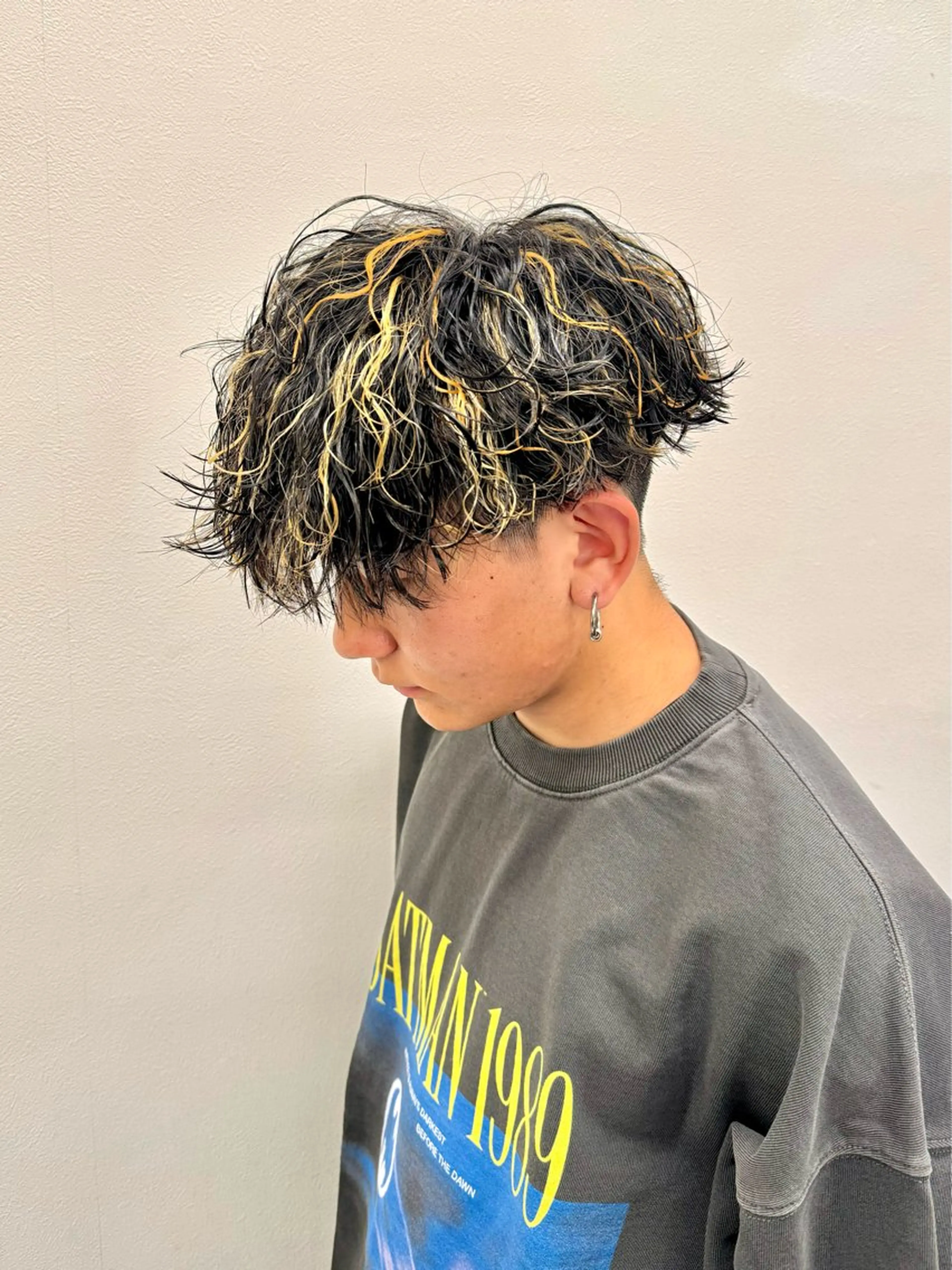ミディアム カラー パーマ ヘアアレンジ メンズ ミディアムパーマ メンズメッシュ メンズパーマ メッシュ カット ヘアカラー パーマ ヘッドスパ ヘアセット 顔まわりカット の達人のヘアスタイル