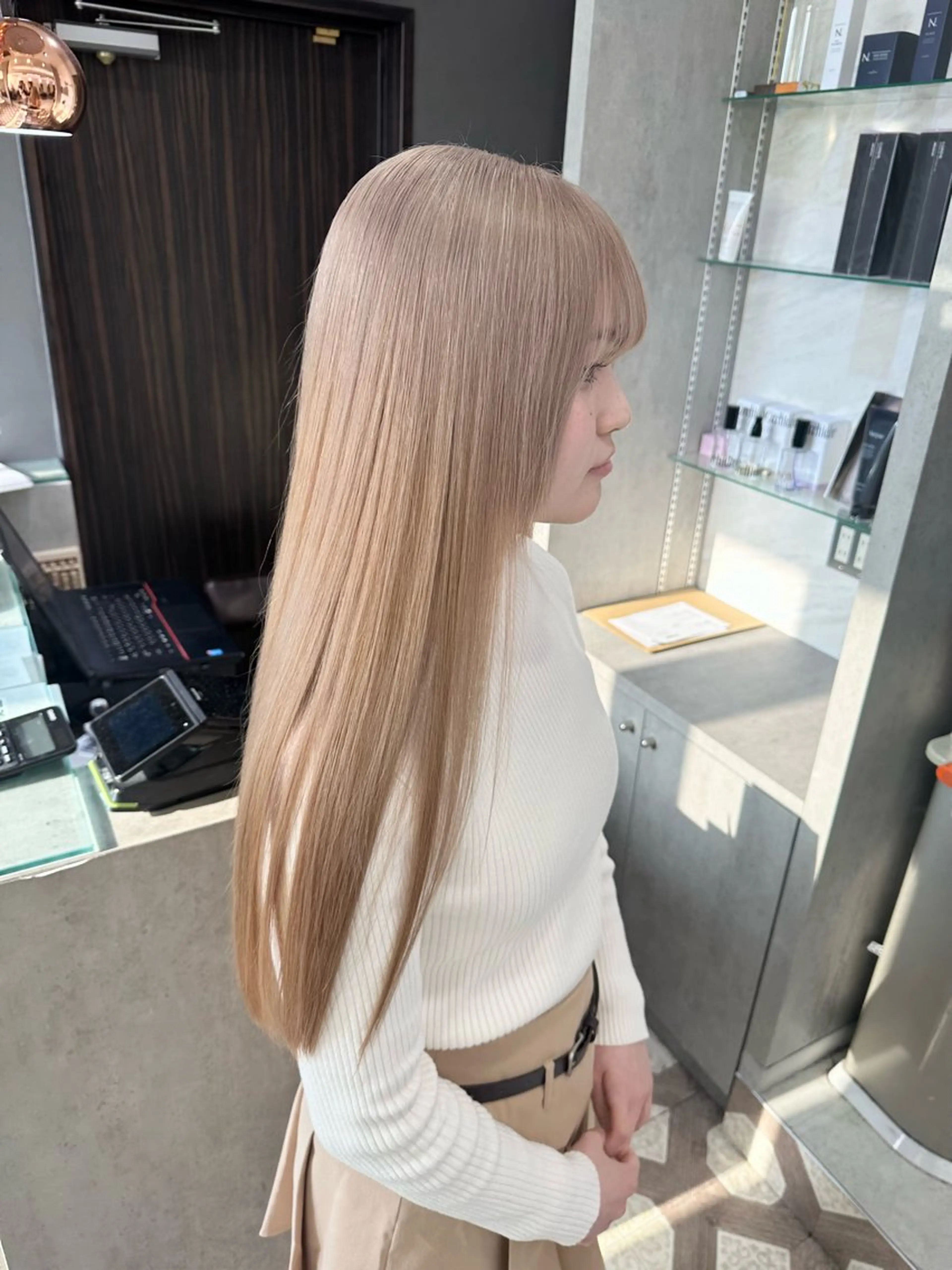 ロング カラー ベージュカラー カシス ハイトーンカラー ミルクティーベージュ ロング ヘアカラー トリートメント AYAKASA 暖色カラー/レイヤーのヘアスタイル