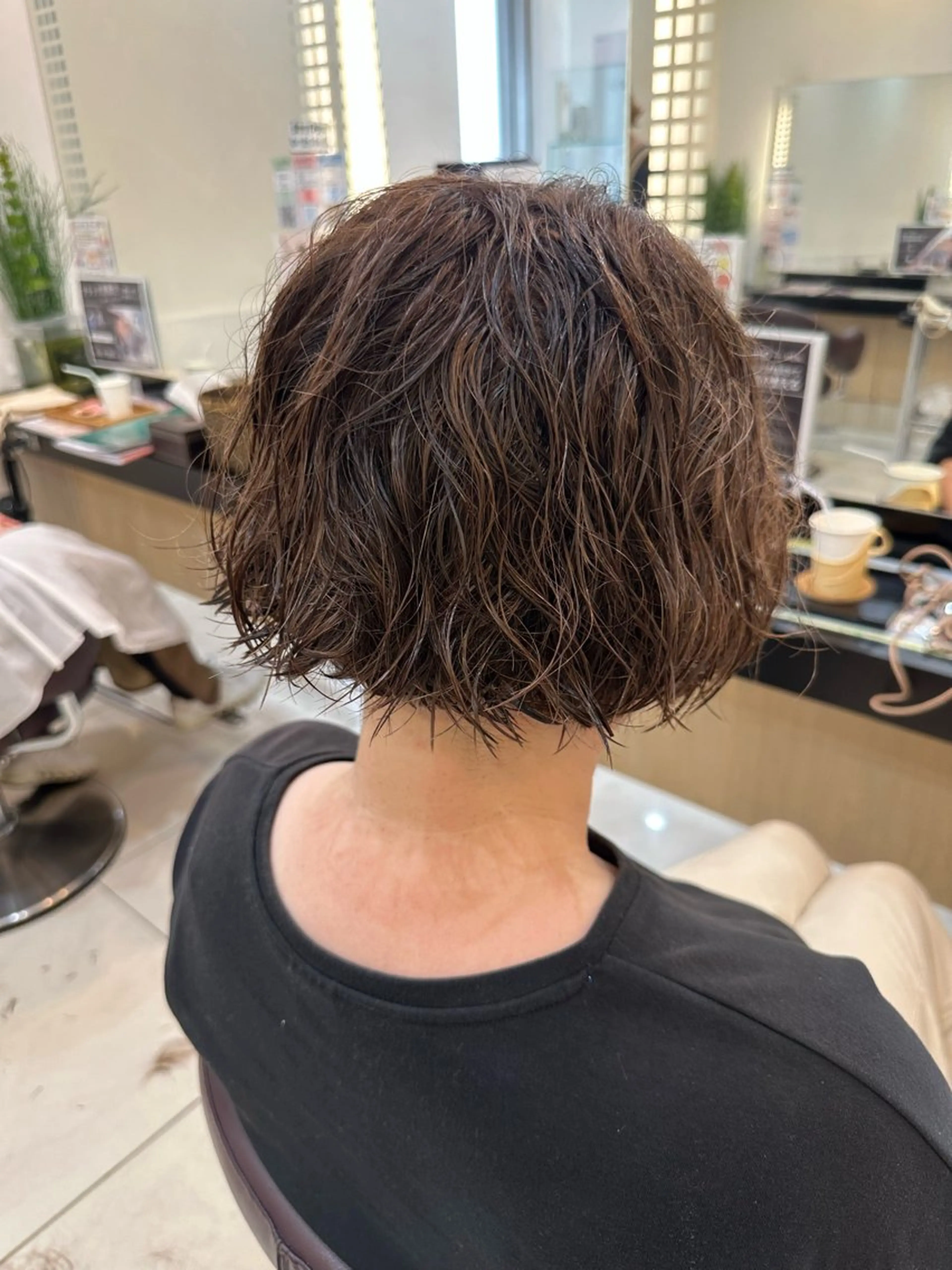 ショート カラー 内田温子大人女性 ハイライト、ボブのヘアスタイル