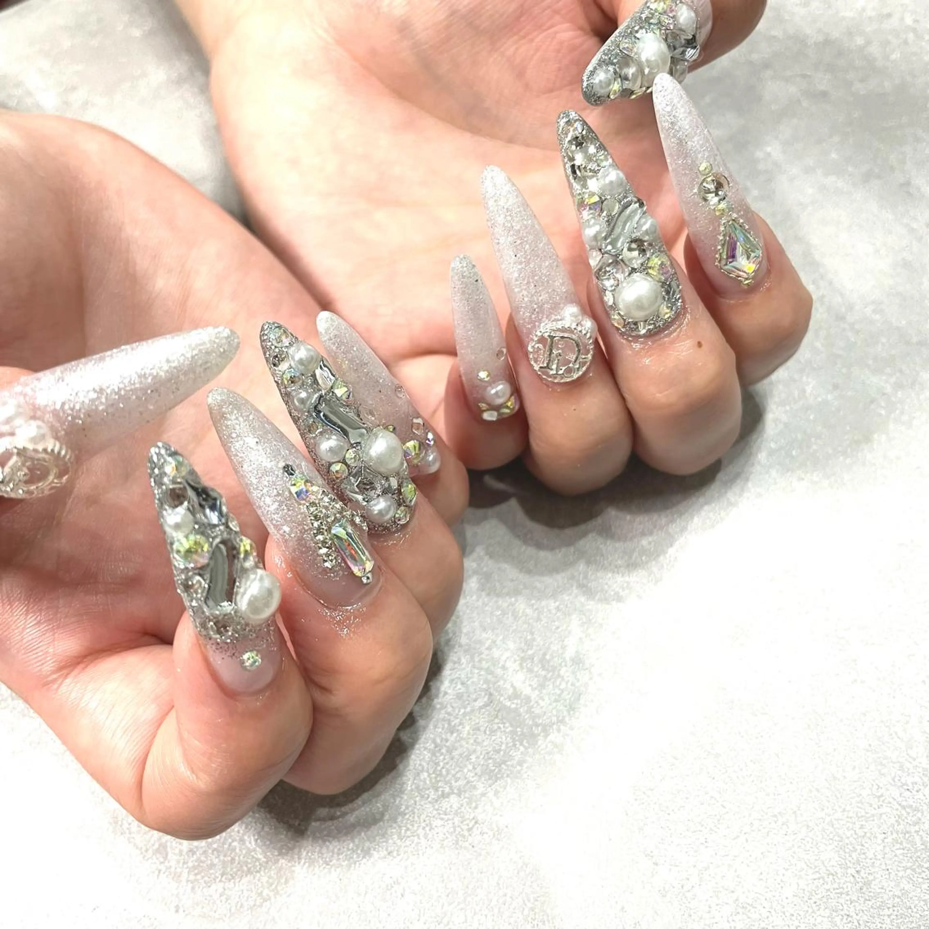 ネイル キラキラネイル ストーンネイル ハンドネイル private salon lien所属・private salon　lienのネイルデザイン