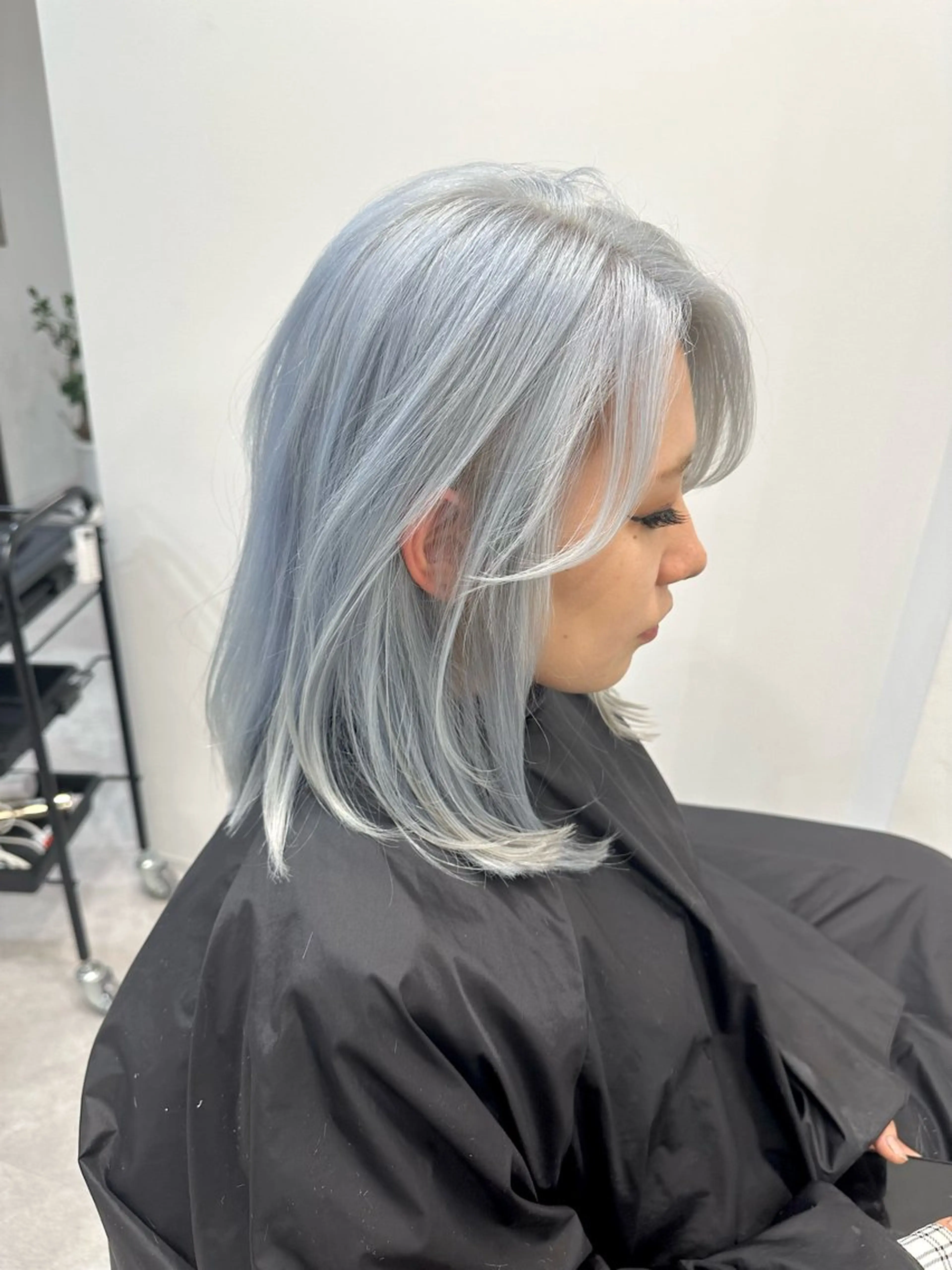 ミディアム カラー ヘアアレンジ アッシュ ブリーチ ケアブリーチ ホワイトアッシュ カット ヘアカラー SALOWIN京都河原町Suite店所属・外国人風レイヤー/ ハイトーンSHUのヘアスタイル