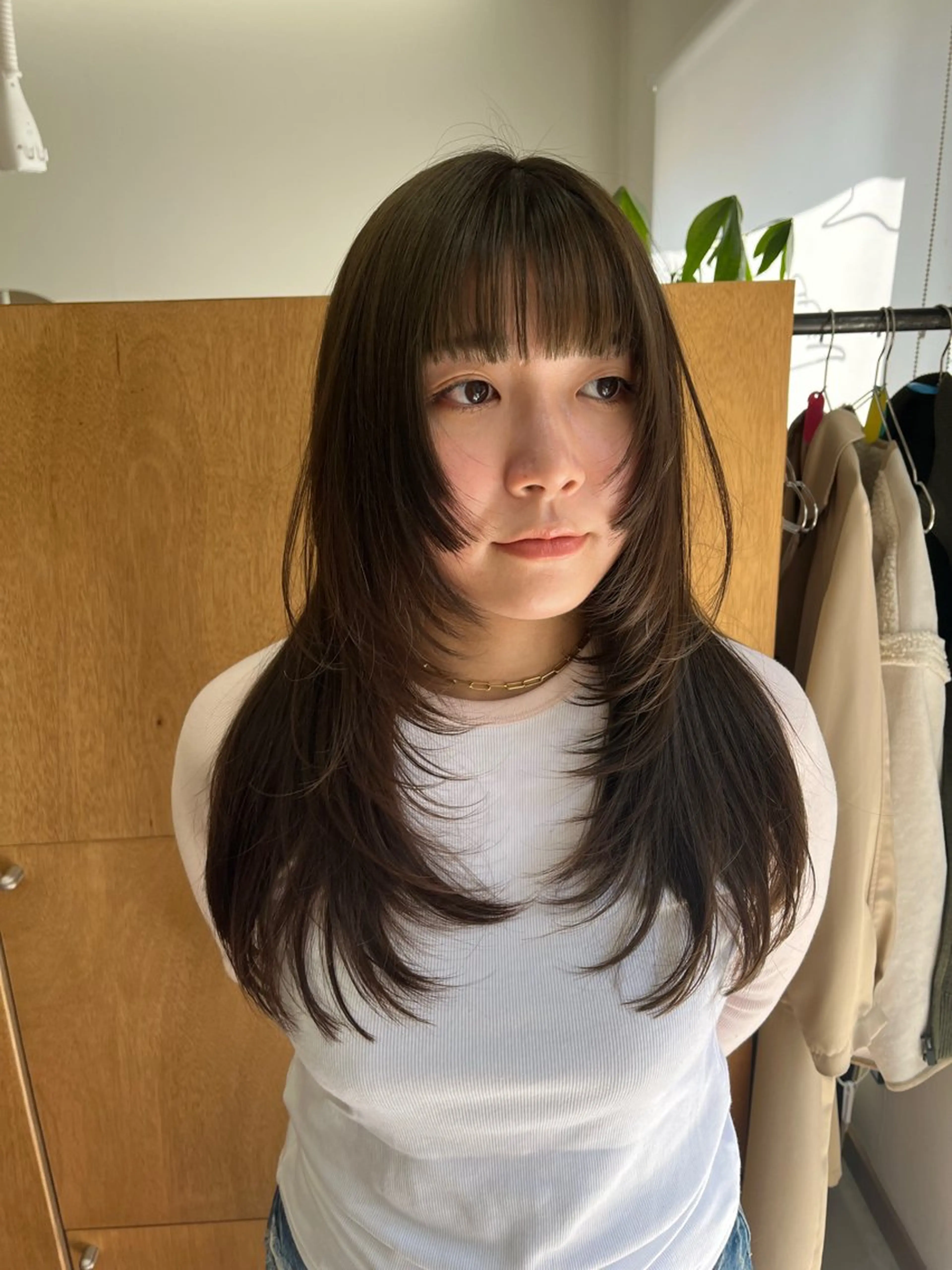 ロング カラー ベージュカラー 透明感カラー オリーブベージュ 顔まわりレイヤー レイヤーカット カット ヘアカラー miyu /レイヤー/ブリーチのヘアスタイル