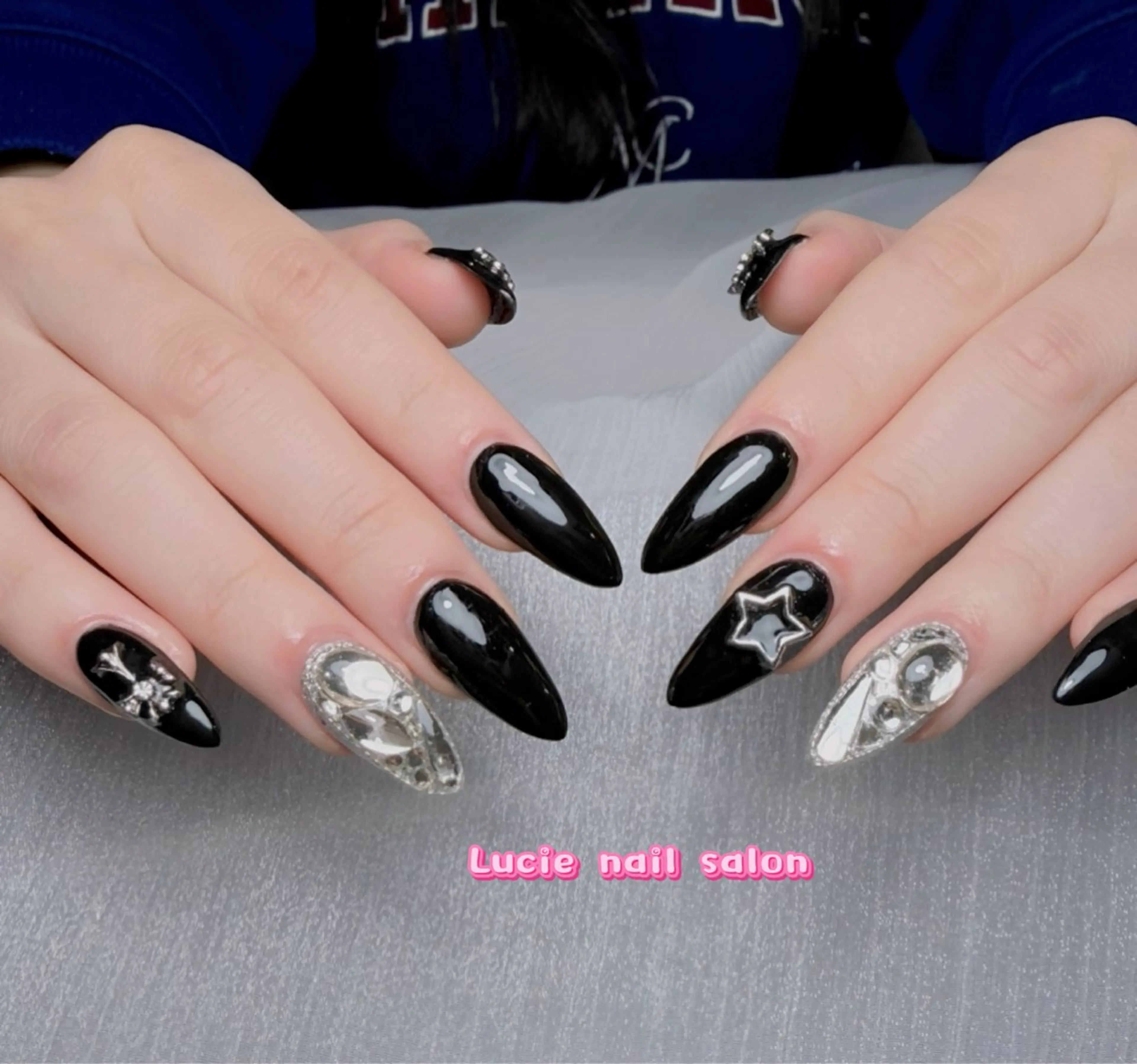ネイル ボルドー チークネイル 成人式 フレンチネイル キラキラネイル ハンドネイル LUCIE NAIL SALON所属・NGUYEN THI THANHのネイルデザイン