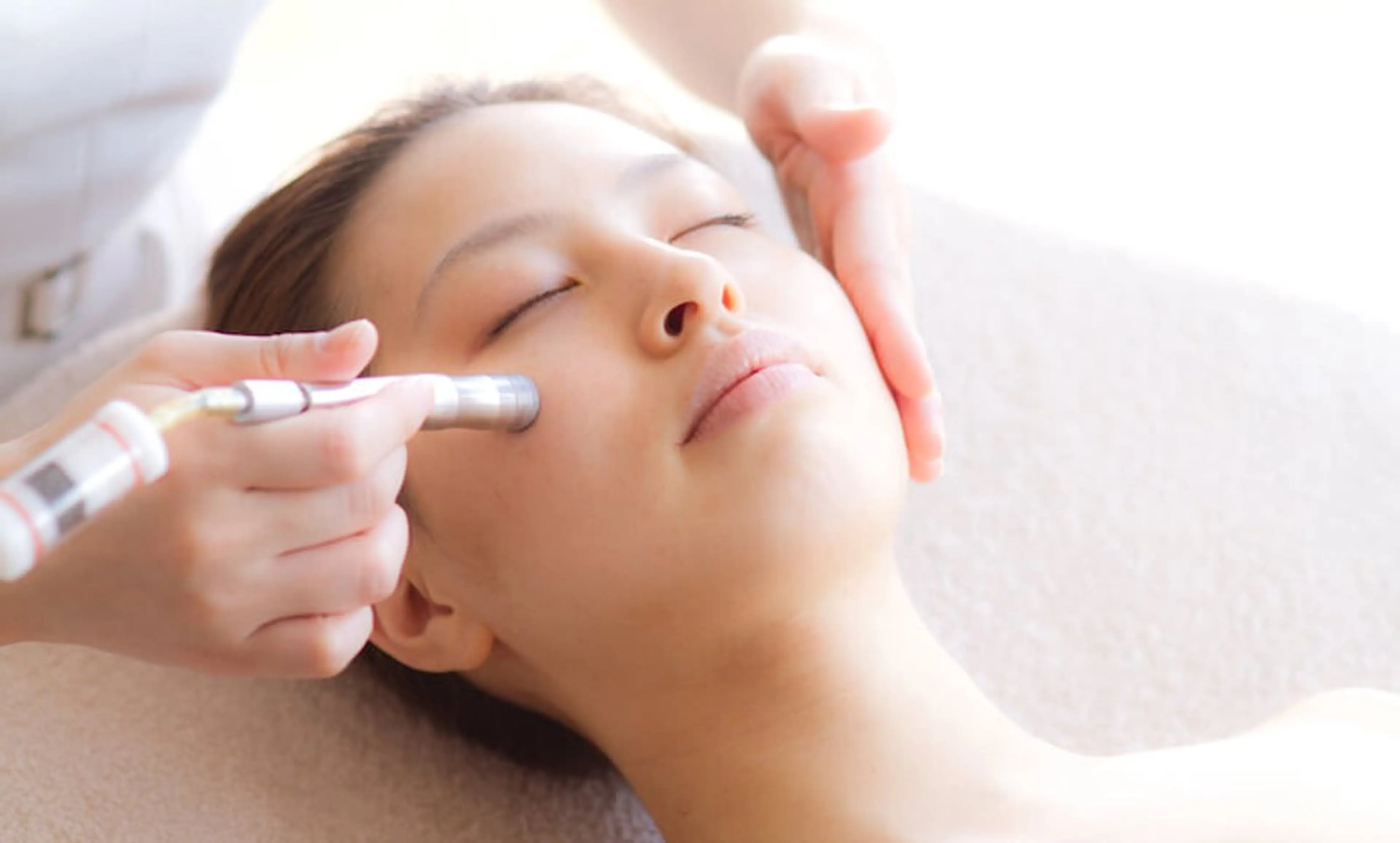 ダイヤモンドピーリング＋鎮静パック＋水光ジェット＋ヒト幹細胞導入の写真