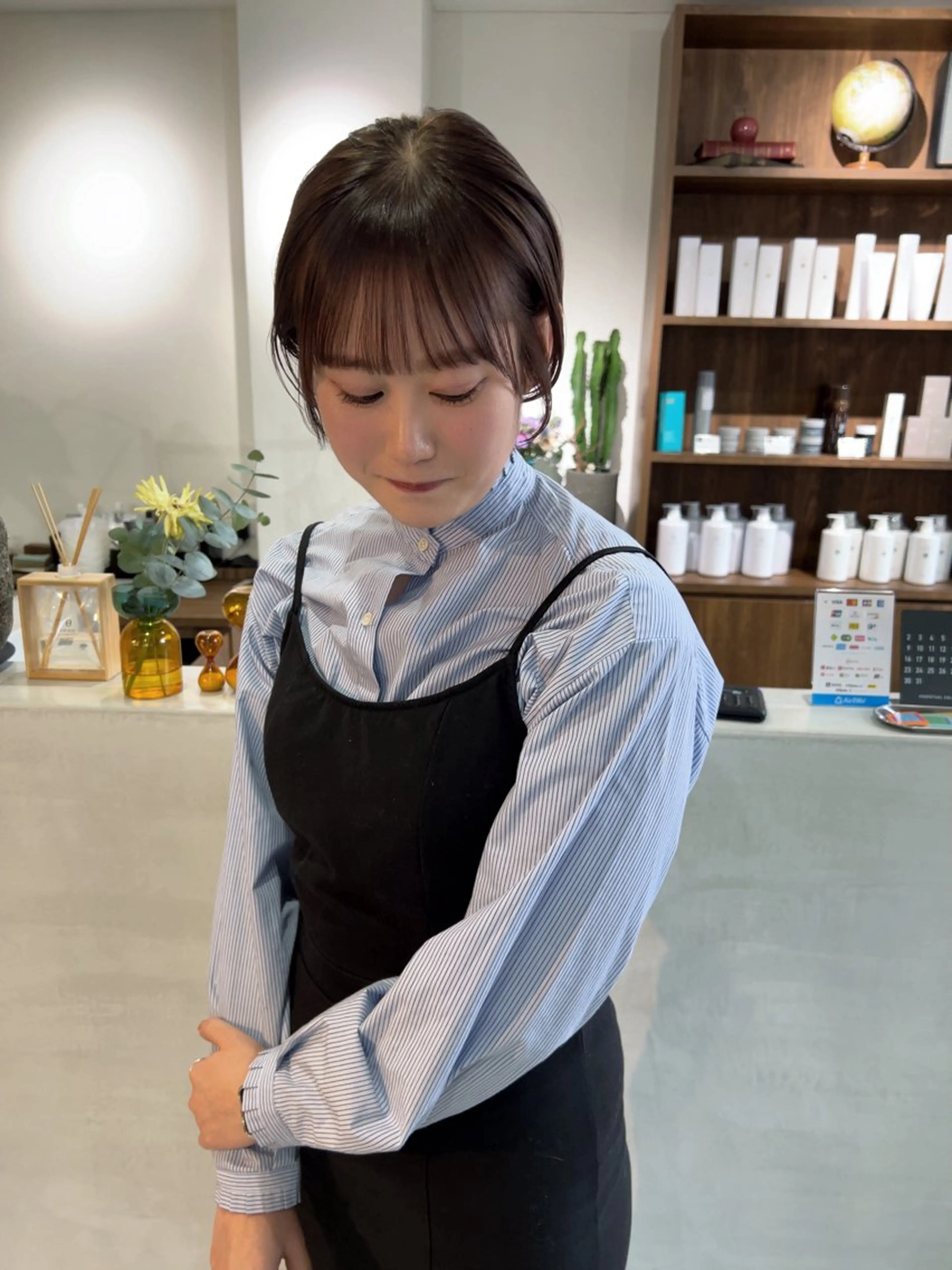 ショート カラー 丸みショート おくれ毛 ショートヘア 小顔カット カット トリートメント (h)wim ウィムのヘアスタイル