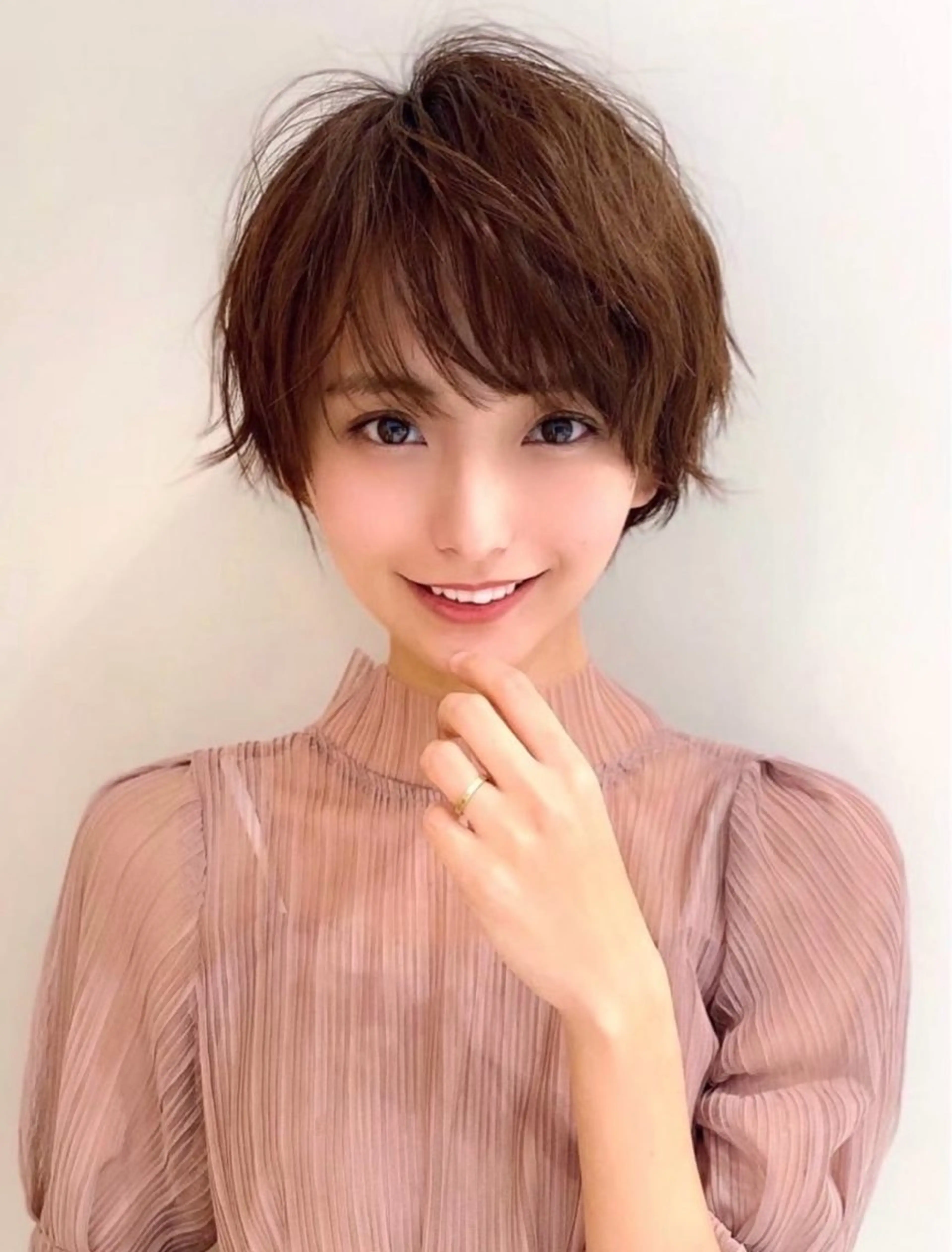 ショート レイヤーカット/ 顔まわり/アオイのヘアスタイル