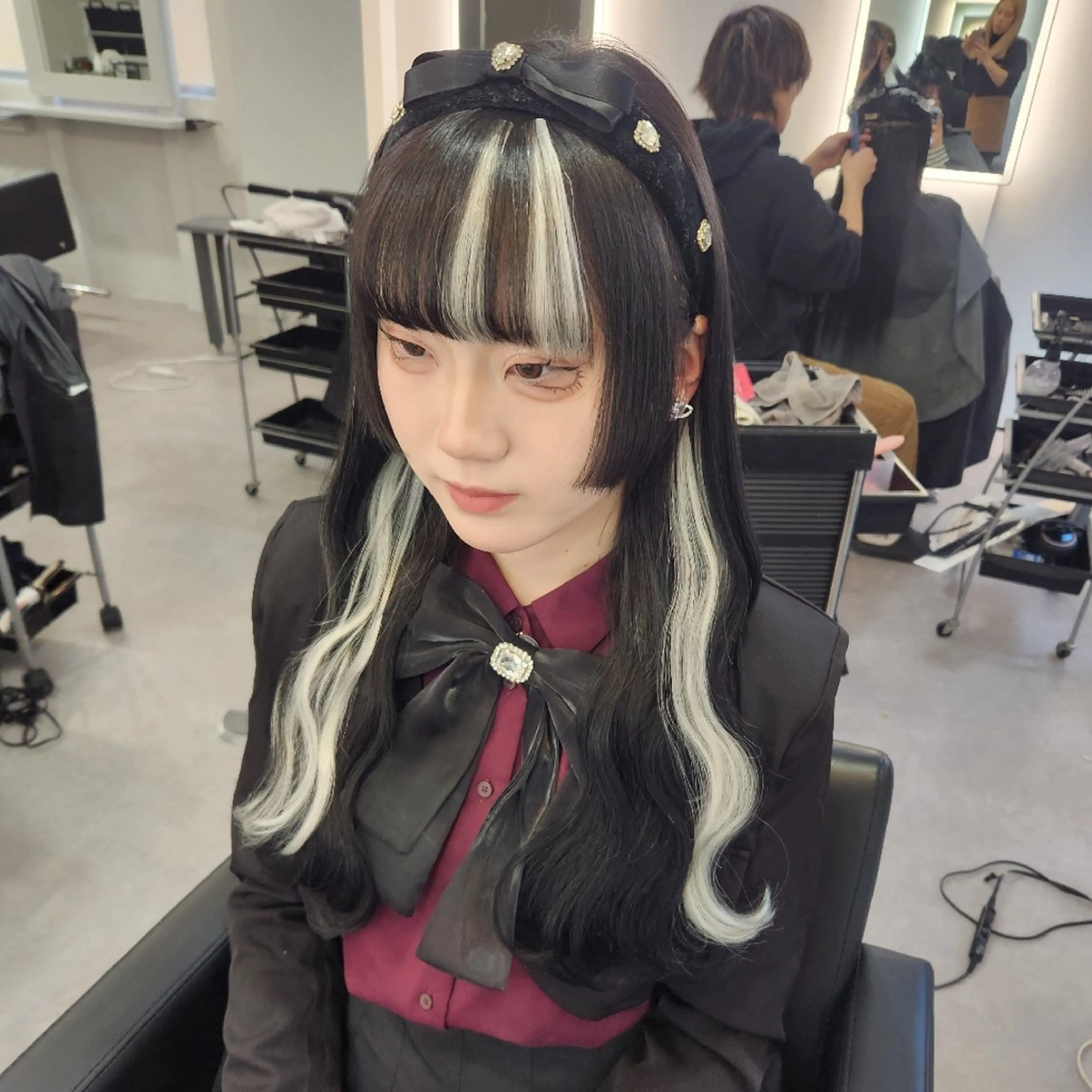 ロング カラー エクステ ヘアカラー エクステ ツヤ髪✨縮毛矯正 ハイトーンカラーのヘアスタイル