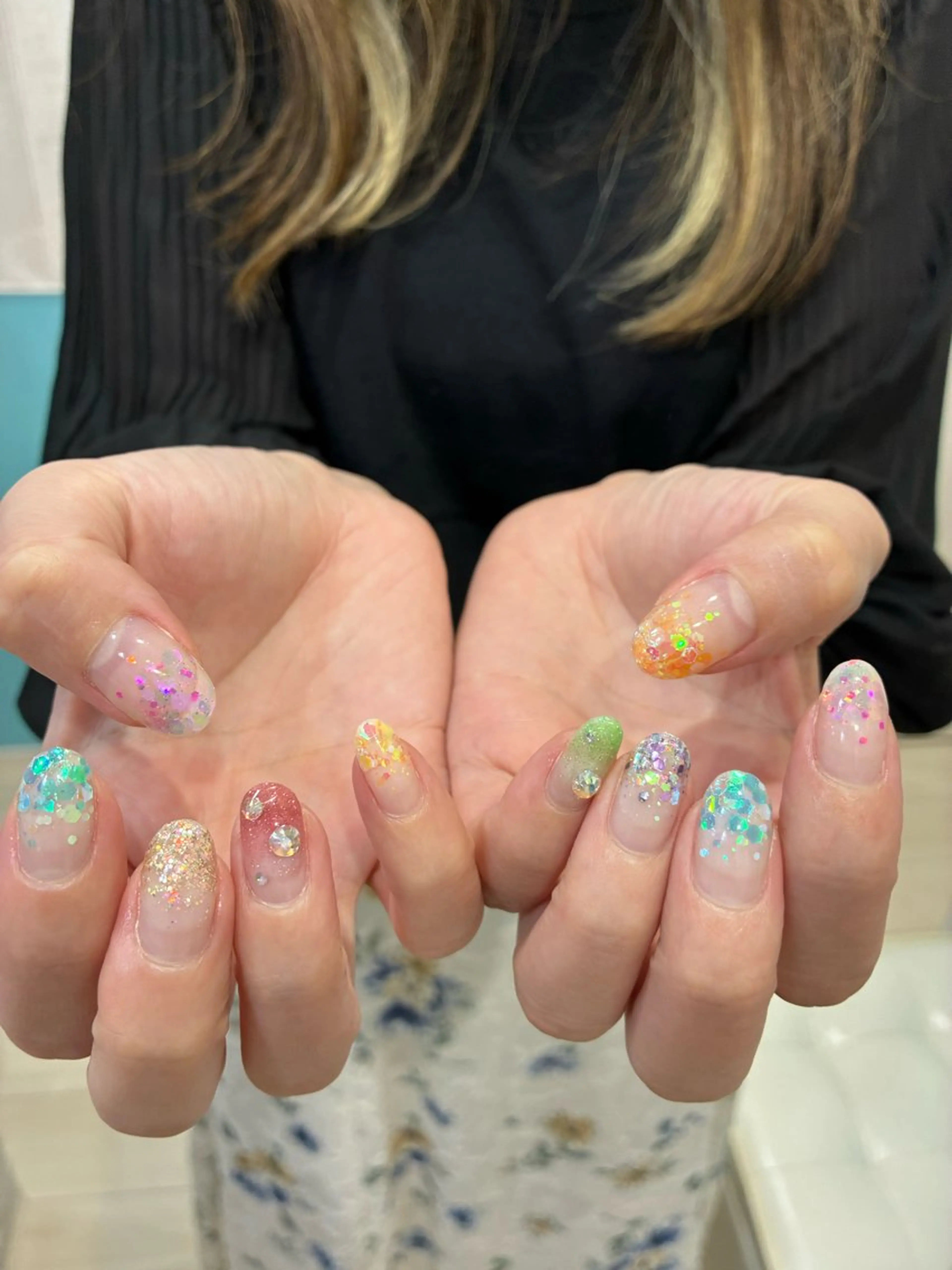 ネイル グラデーション ラメ(グリッター) ラメグラデーション ハンドネイル 13日3980円‼️ マグもデザインも◎のネイルデザイン