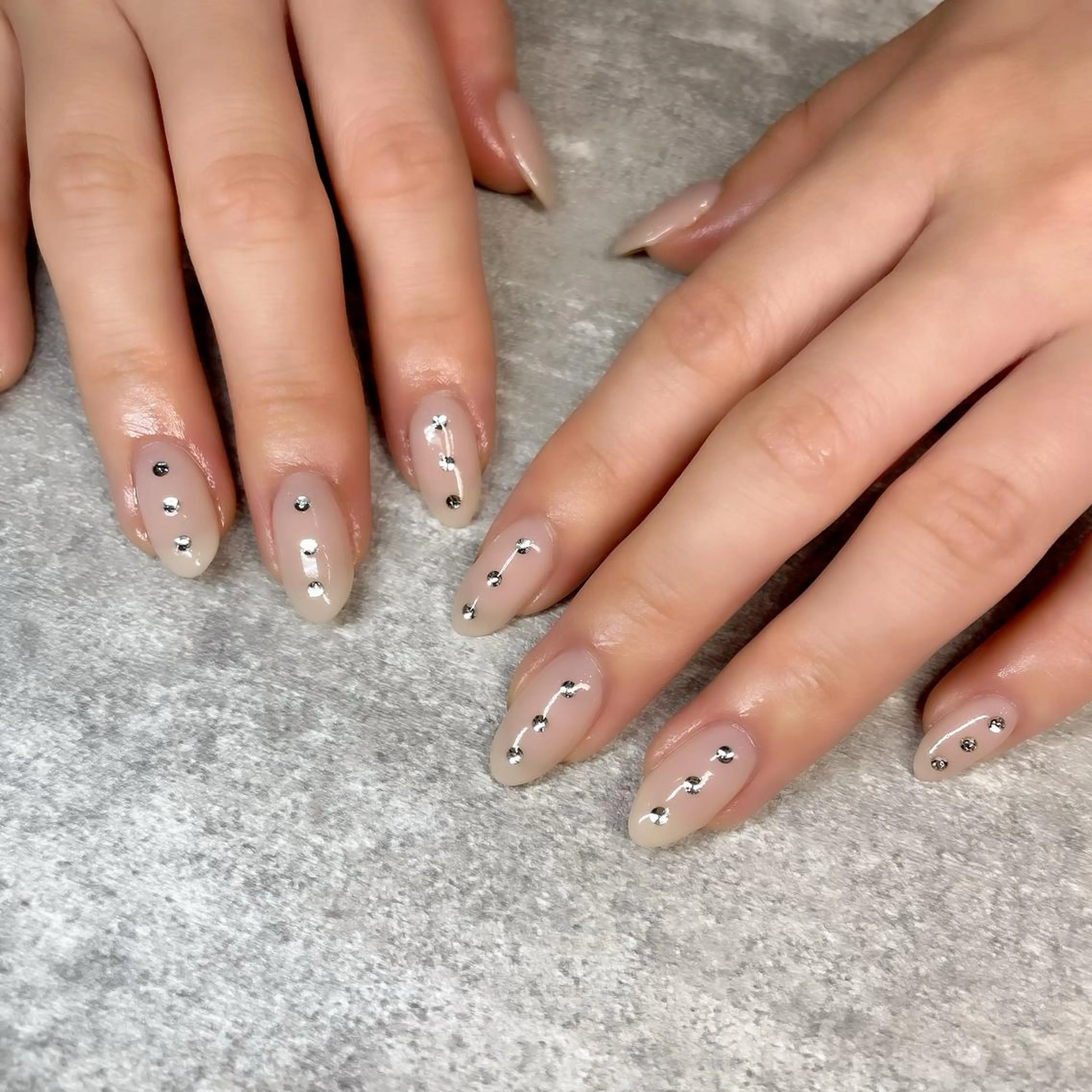 ネイル シンプルネイル ストーンネイル Beauty Salon GIGI所属・GIGI AYA🦋のネイルデザイン