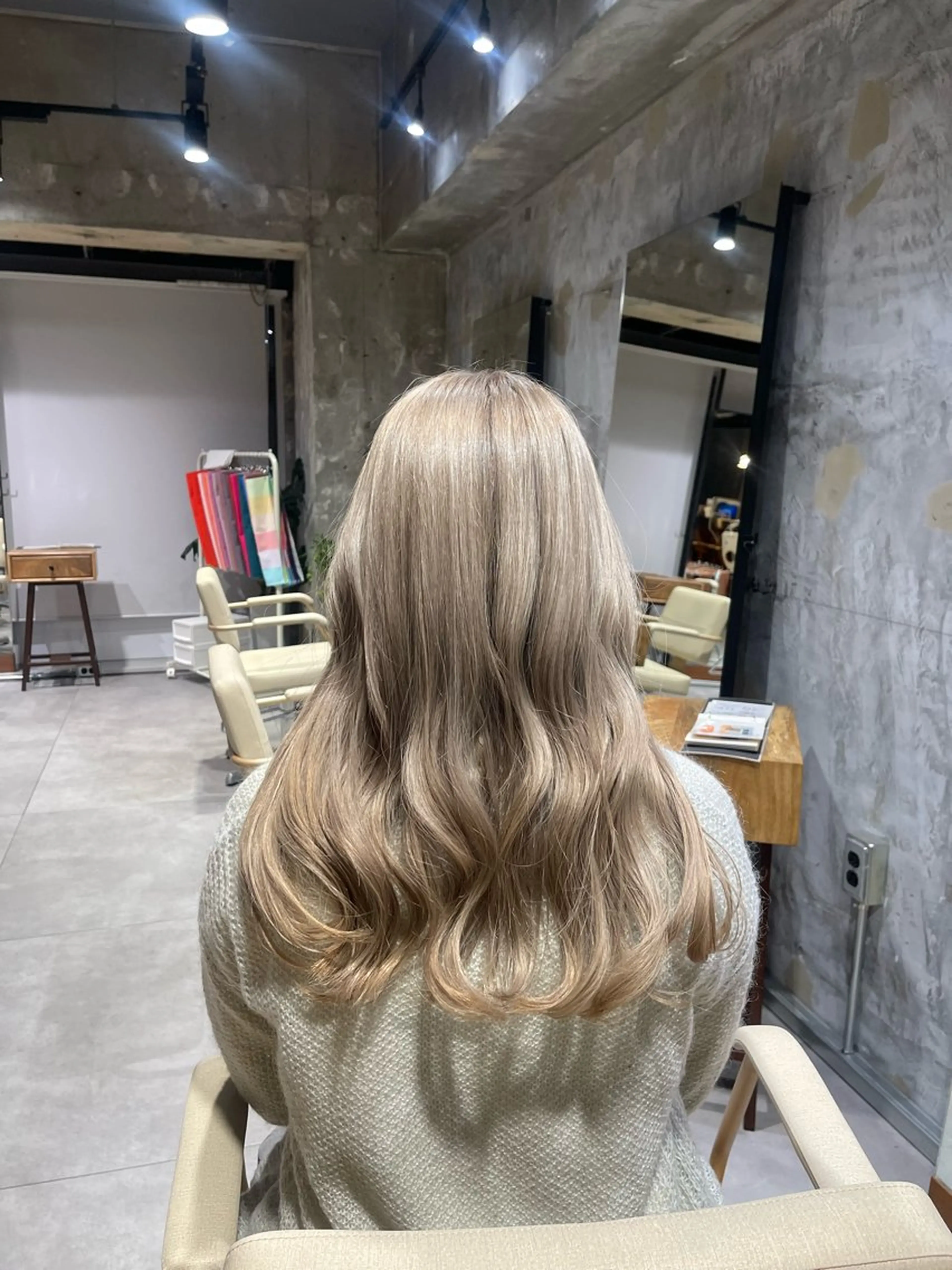 ロング カラー ヘアアレンジ ベージュカラー ホワイトベージュ esse所属・阪倉 美玲のヘアスタイル