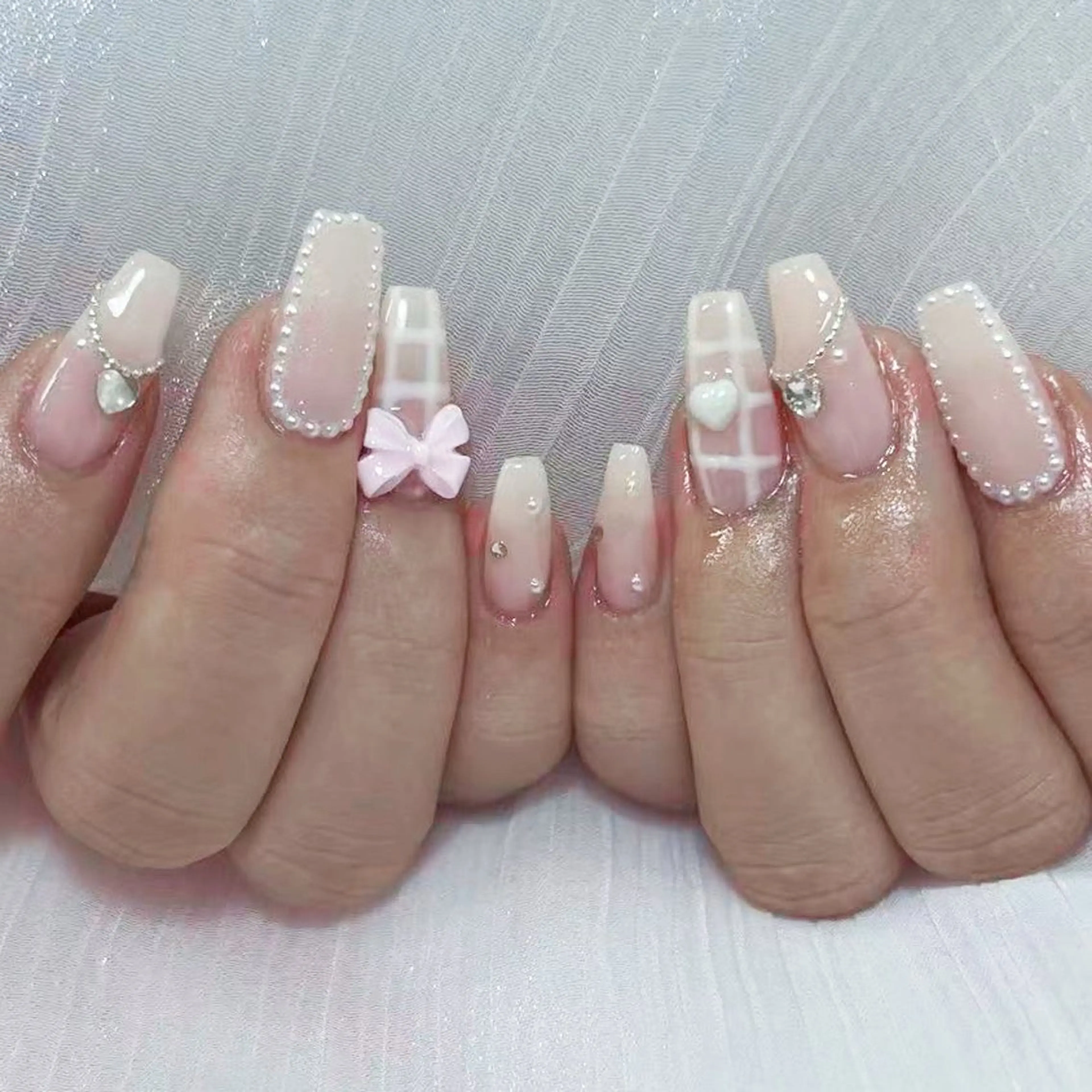 ネイル アートネイル オーロラネイル ガーリー キラキラネイル 韓国ネイル ハンドネイル DIAMOND Nail☁️のネイルデザイン