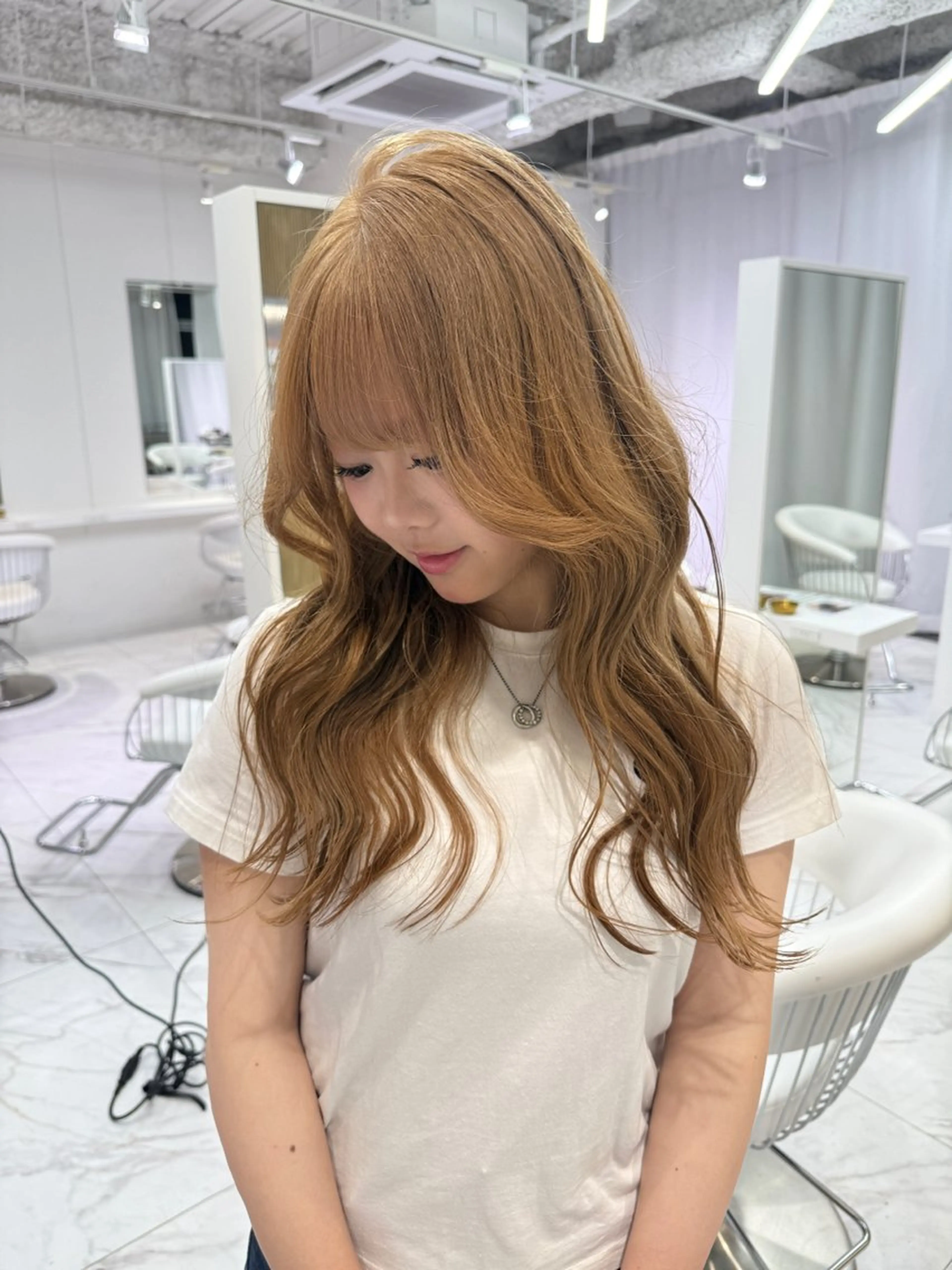 ロング カラー ブリーチ ヘアカラー 栄/ミルクティー/ ベージュ/リホナ🧸のヘアスタイル